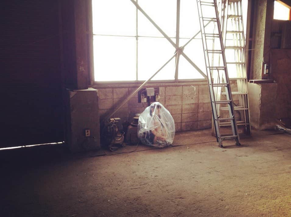 椎名ひかり（ひかりん）さんのインスタグラム写真 - (椎名ひかり（ひかりん）Instagram)「#廃墟 #廃工場 #制服 #袋詰め」9月27日 22時43分 - pikarin_shiina