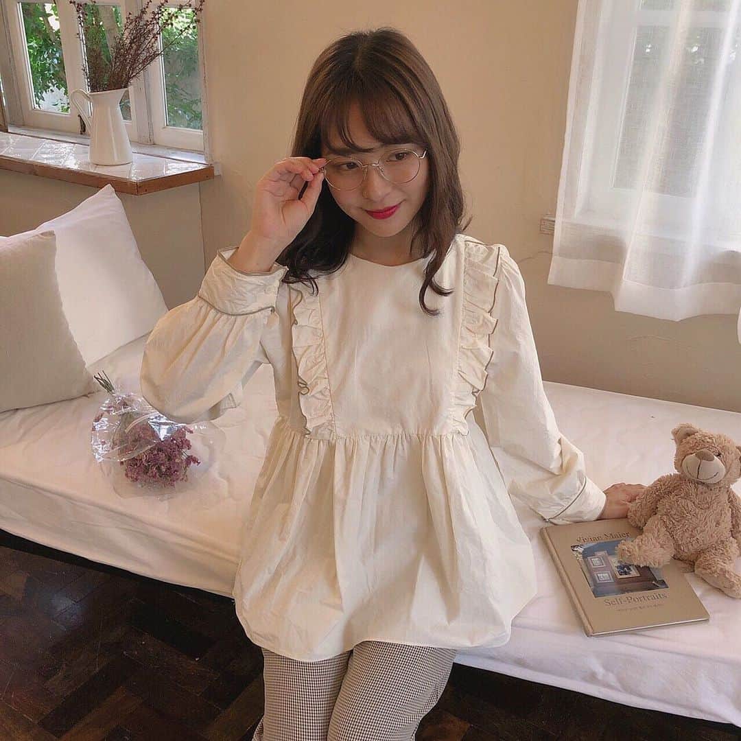 Mellowneonさんのインスタグラム写真 Mellowneoninstagram Coming Soon 縁バイカラーのデザインが かわいいブラウス パンツやストレートスカートと 相性ばっちり Mellowneon メロウネオン 韓国ファッション ブラウス バイカラー 秋服 秋