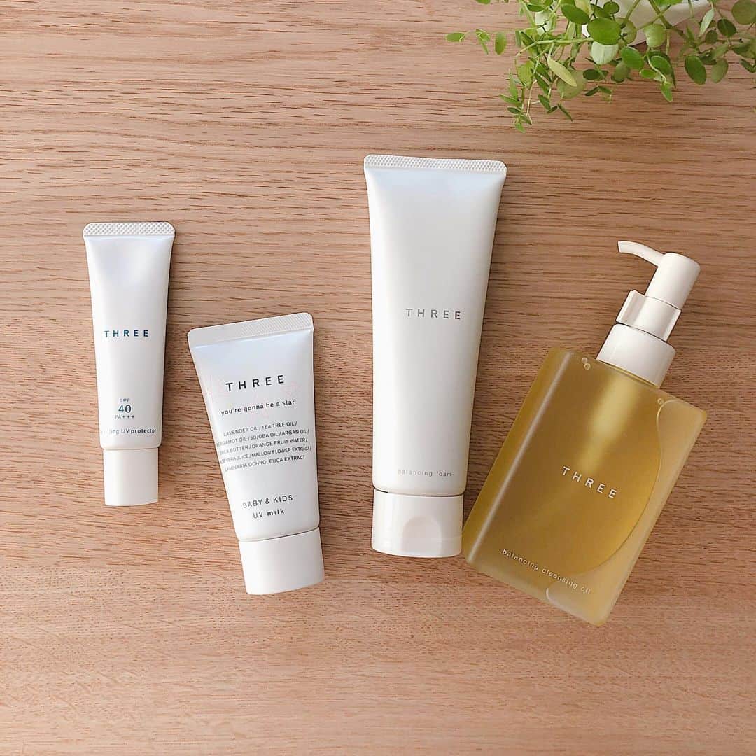 Mameのインスタグラム：「増税前の駆け込み買い➡️➡️➡️ THREEのクレンジング&洗顔&日焼け止め✨ バランシングラインは10/2にリニューアルするので、使い慣れた現行のものが最後に買えて良かった😆 ✔️バランシングクレンジングオイル、バランシングフォーム…リラックス効果の高い香りとすっきりした洗いあがりが感動レベルの名品 ✔️バランシングUVプロテクターR…UVケアをしながら肌にツヤ感、毛穴をなめらかに整えてメイク崩れを防いでくれる優れもの ✔️ベビー&キッズ UVミルク…100%天然由来&敏紫外線吸収剤フリーのボディ用日焼け止め👶」
