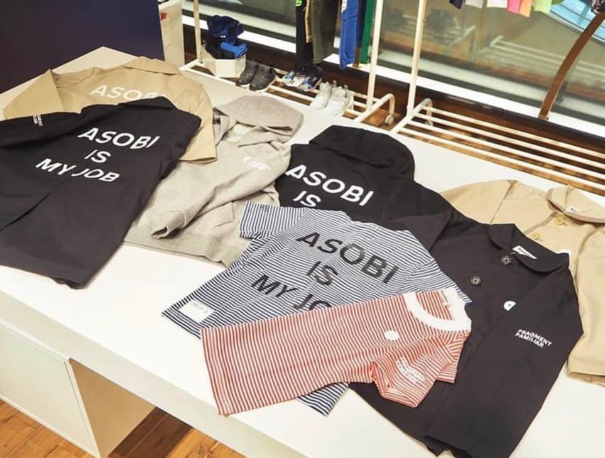 のインスタグラム：「Fragment For Familiar﻿ 9.25 Wed. - 10.1 Tue.﻿ @ Main Building 6F IN THE HOUSE﻿ .﻿ #regram @isetan_shinjuku_baby_and_kids﻿ #restylekids﻿ .﻿ 藤原ヒロシさん主宰の＜fragment design(フラグメントデザイン)＞と＜familiar(ファミリア)＞とのコラボレーション第2段が登場!﻿ .﻿ スタイリストMASAHさんとモデル今宿麻美さん夫妻が手掛けるファミリーブランド＜IN THE HOUSE(イン ザ ハウス)＞にて本日より発売です✨﻿ .﻿ 今回のコレクションテーマ"ASOBI IS MY JOB"の象徴的なプリントを施したアイテムをご紹介。﻿ 子供服でありながらも大人のこだわりが詰まった逸品をぜひお楽しみください🎵﻿ .﻿ こちらの商品は、伊勢丹オンラインストアからもご購入いただけます。﻿ プロフィールのURL、もしくは本日のストーリーよりご確認ください。  isetan_shinjuku_baby_and_kids﻿ #isetan#isetankids#kids#baby#kidsfashion#inthehouse#fragmentdesign#familiar﻿ #伊勢丹#伊勢丹新宿店#新宿伊勢丹#子供服#キッズ#こどもふく#キッズファッション#キッズコーデ#リスタイルキッズ#女の子ママ#男の子ママ#こどものいる暮らし #リンクコーデ#親子コーデ#男の子コーデ#女の子コーデ#インザハウス#藤原ヒロシ#フラグメントデザイン#ファミリア」