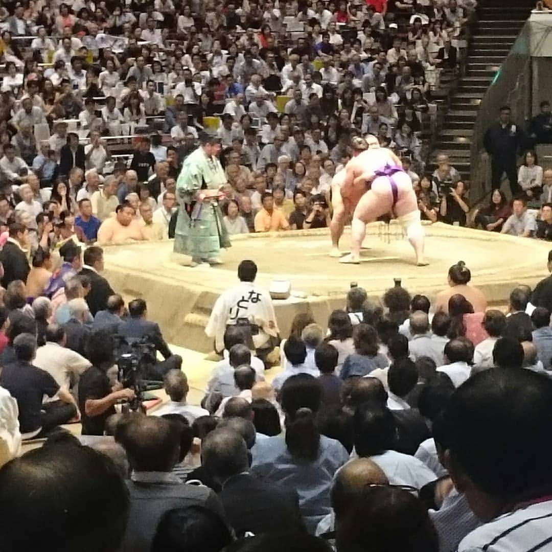 布川ひろきさんのインスタグラム写真 - (布川ひろきInstagram)「トム・ブラウン布川です。 今日のロン毛。 栃ノ心関 マゲほどいたらロン毛。  明日9/28(土) 18:30～ TBS系「オールスター感謝祭」 23:30～ フジテレビ系「さんまのお笑い向上委員会」 25:35～ HTB「なまらパチンコTV」 に出させていただきます！ レジェンド番組と北海道の番組で喜喜喜ぉーーー！  そして、先日相撲行司モノマネのちかみどりちゃん、一宮周平さん、僕の実の兄貴と謎のメンツで相撲を観に行きました！ 謎メンツなところ含めてめちゃくちゃ楽しかったです！ 貴景勝ゆっくり．．．休んでぇーーー！  #ブリバリでGO! #ヤングな横須賀大冒険 #トムブラウン #オールスター感謝祭  #さんまのお笑い向上委員会 #そしてなまらパチンコTVは #最終回 #ラストダンス #ファイナルアトミックバスター」9月27日 22時39分 - nunokawa_tombrown