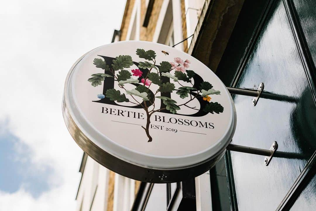 エド・シーランさんのインスタグラム写真 - (エド・シーランInstagram)「Me and @stuartcamp73 have opened up our own bar in London. It’s called @bertie_blossoms , and it’s on Portobello road, opposite Pizza East. Good beer & good food. Pop in when you have time, hope you like it ! 📸 @zakarywalters」9月27日 22時51分 - teddysphotos