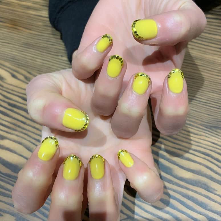 Mei Kawajiriさんのインスタグラム写真 - (Mei KawajiriInstagram)「Yellow with yellow stone 💛💛💛 @itsmesamwass #nailsbymei」9月27日 22時55分 - nailsbymei