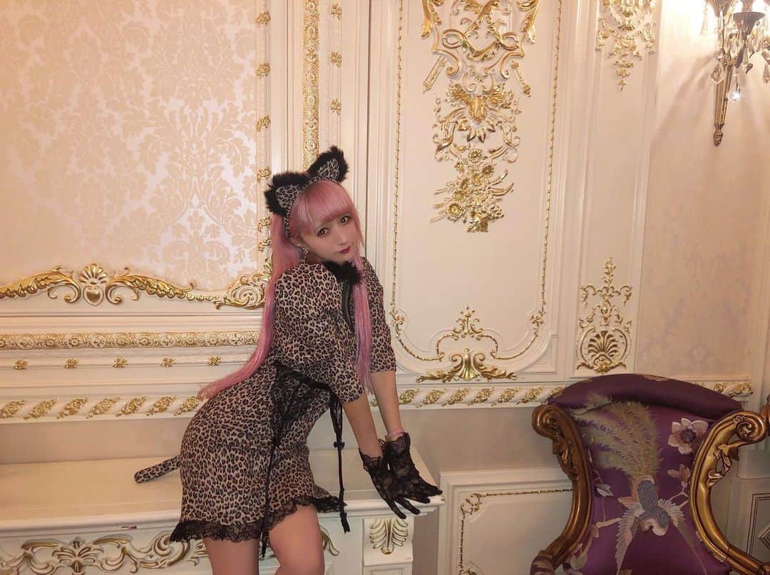 胡桃兎愛のインスタグラム：「今日はLARMEプロデュースのSwankiss × BODY LINEハロウィンパーティーに姫乃ちゃんとお邪魔してきましたっ❤︎ めちゃくちゃ可愛いコスチュームが沢山あって凄く悩んだけど胡桃はレディーパンサーにしたよ！！！ 9/28からSwankissさん @swankiss_official  のお店で発売されるみたいですっ！  レースのガーターベルトが付いてたり、首元がファーだったり、尻尾がついてたり、レースグローブもついてたりと凄く可愛いがぎゅってつまったお洋服でしたっ！  会場やスイーツもとても可愛くて凄く幸せな空間だったなぁ…❤︎ ありがとうございましたっ！！ @bodyline_tokyo  #swankiss #bodyline #larme #halloween」