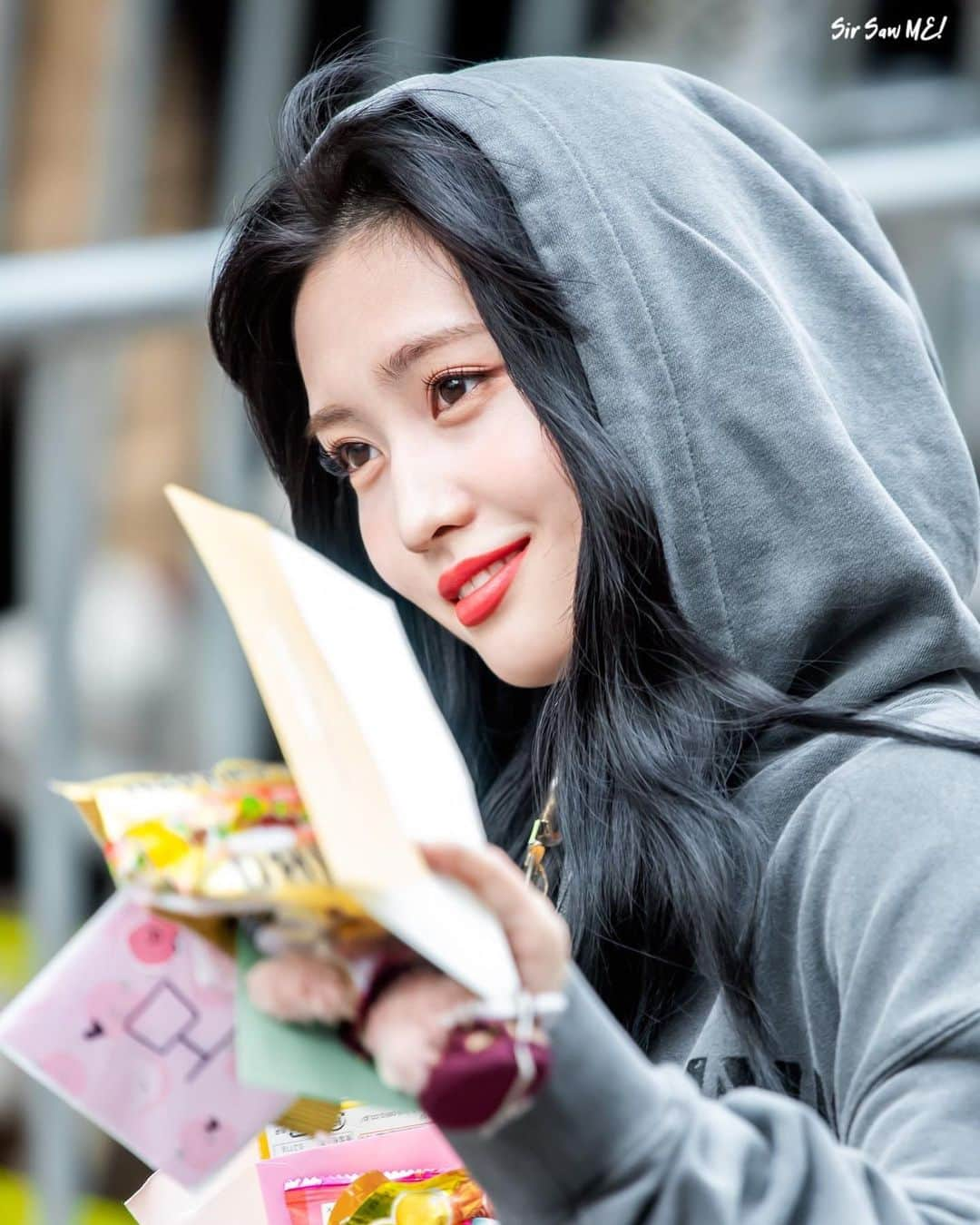 モモさんのインスタグラム写真 - (モモInstagram)「♡ [Fantaken] 190927 - On the way to KBS Music Bank - she tried her best to take everyone’s gifts although her hands were full 🥺❤️ #MOMO #트와이스 #모모 #平井もも #もも #TWICE © sirsawme」9月27日 23時08分 - momojype