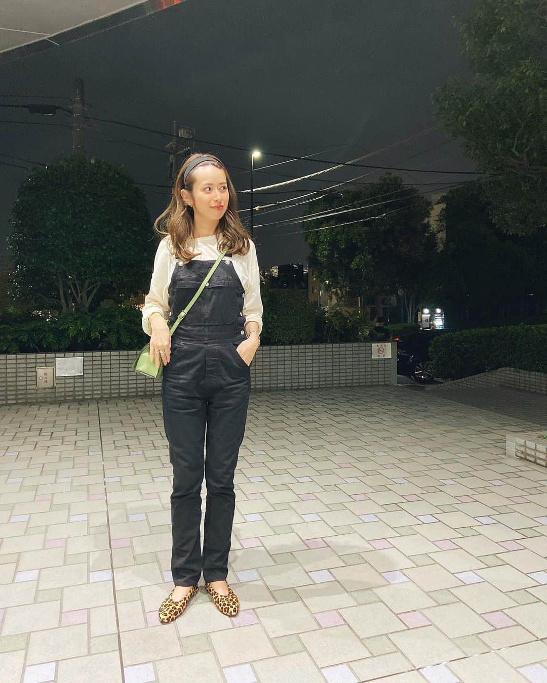 加納奈々美のインスタグラム：「細身の黒のオーバーオール、去年くらいからずっと探しててやっと見つけた〜お気に入り🖤  #holiday_pr」