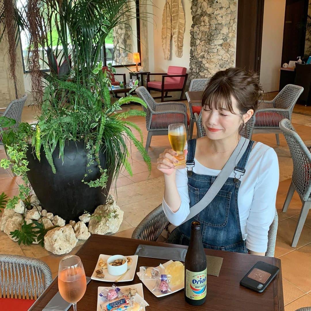 西谷菜々のインスタグラム：「. よく食べよく飲んだ4日間🍻 台風でご迷惑かけましたと、ディナーの飲み放題をサービスしてくれる太っ腹っぷり😭🙏 色んな泡盛飲めて幸せでした、、🥰 . 最後の写真はさとうきびアイスのウイスキーかけ🥃 さとうきびの深い甘さとウイスキーのほろ苦さがマッチして、たまらんうまさに♥ #小浜島 #はいむるぶし」