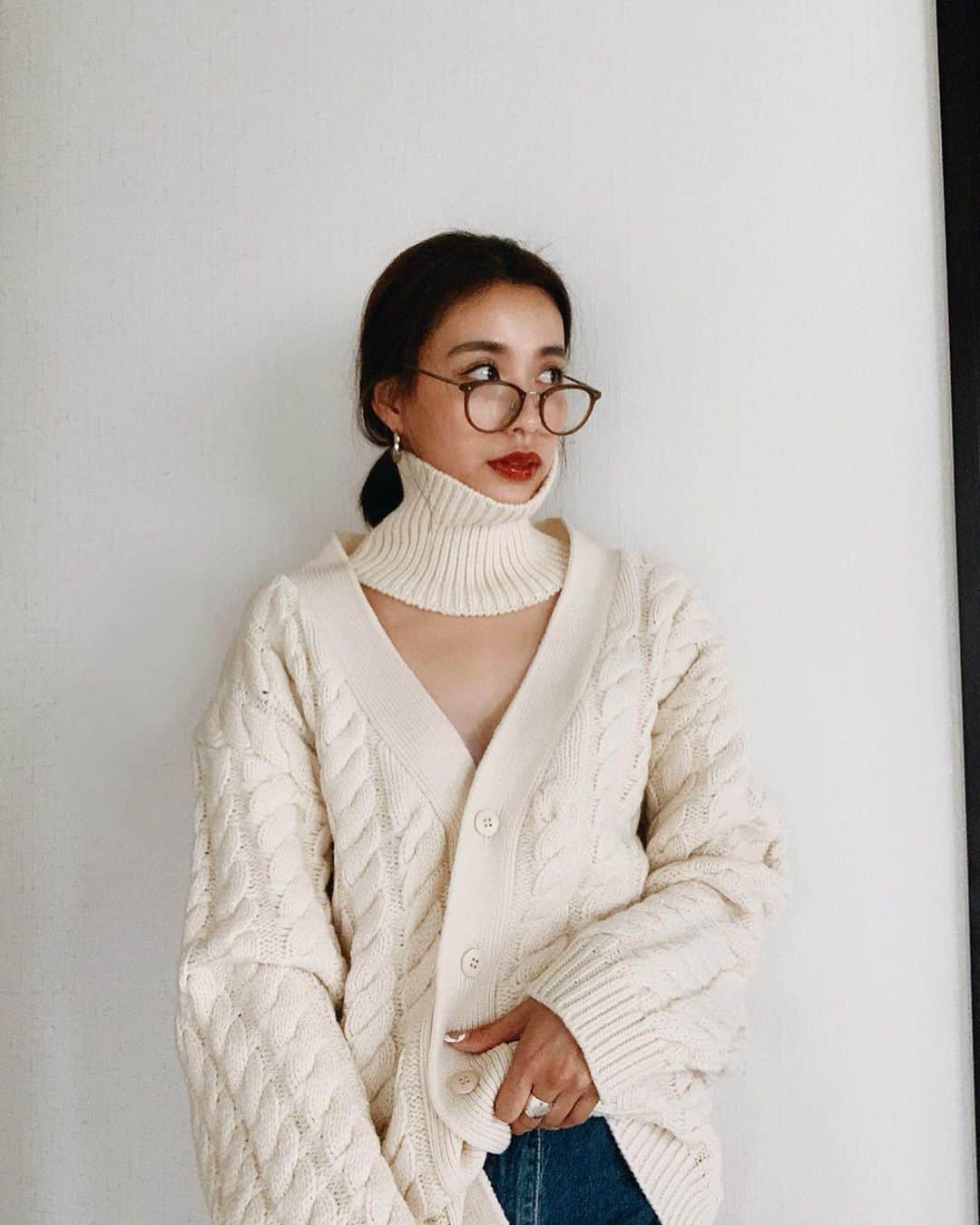 小西翼さんのインスタグラム写真 - (小西翼Instagram)「. @donnah.mabel_official  ここのブランドが個性的で すごく好き。 ハイネックにしなくても 後ろに垂らしてカーディガン としてでも着れる✌️ . それにしてもまだまだ暑い。笑 #donnahmabel#knit」9月27日 23時13分 - tucha_k