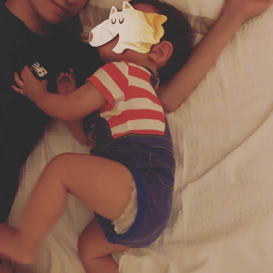 のインスタグラム：「#るぅきぃ夫婦 #ぺろるぅ #おやすみ #10ヶ月 #息子 . ✨✨✨✨ ✨✨👶🏻zzZ✨ ✨🤱💪✨ ✨✨✨✨ . . 📸🤦‍♂️💘」