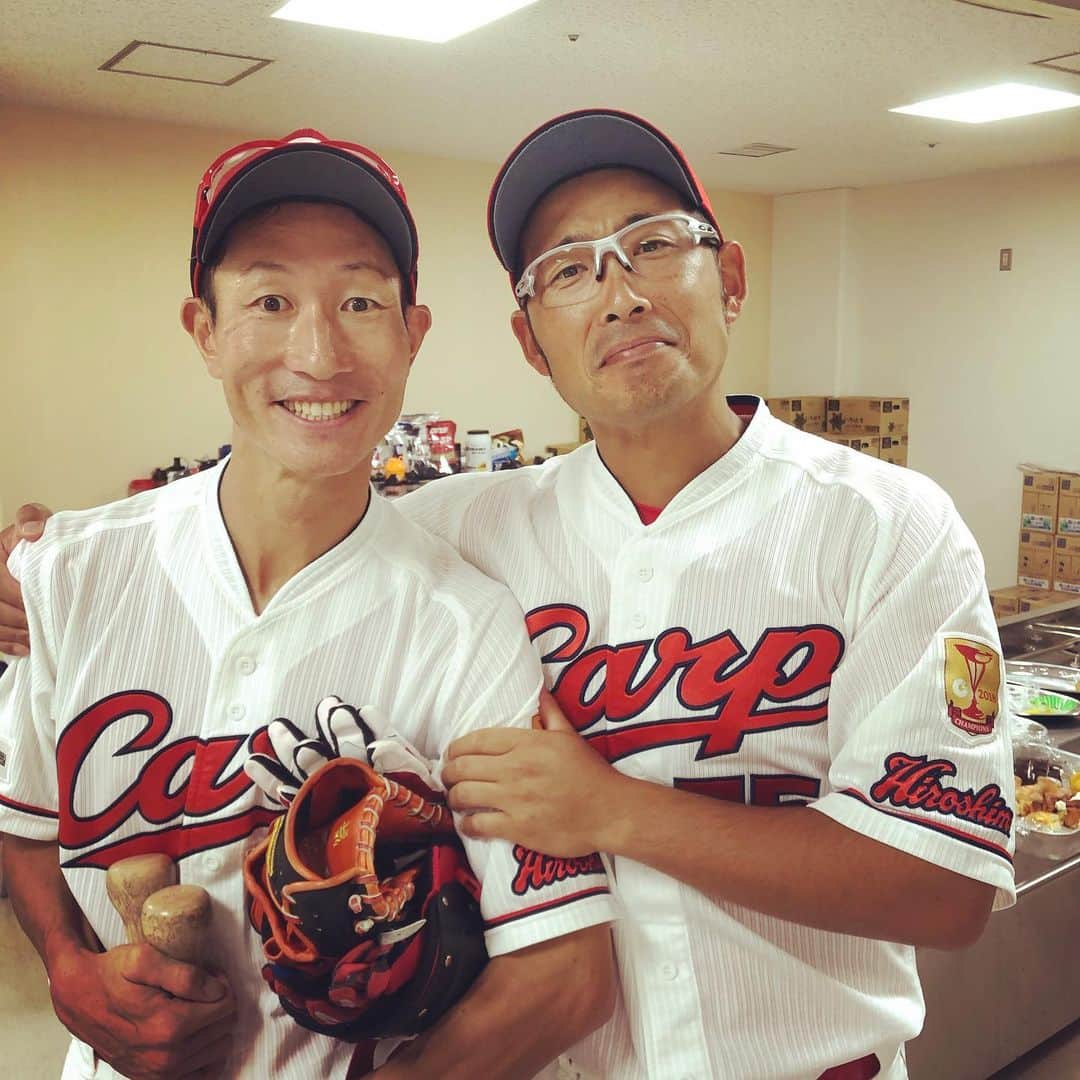 廣瀬純のインスタグラム：「赤松38  赤松とよく飲みました、まだ身体のことが心配だけど、今はゆっくりして欲しい。  一緒に、野球ができた事、守っていても本当に安心感がありました。  喧嘩もしたけど、本音が喋れる選手。ありがとう赤‼️ やっぱり寂しいですね😭  でも赤松、15年間お疲れ様😊  #赤松」