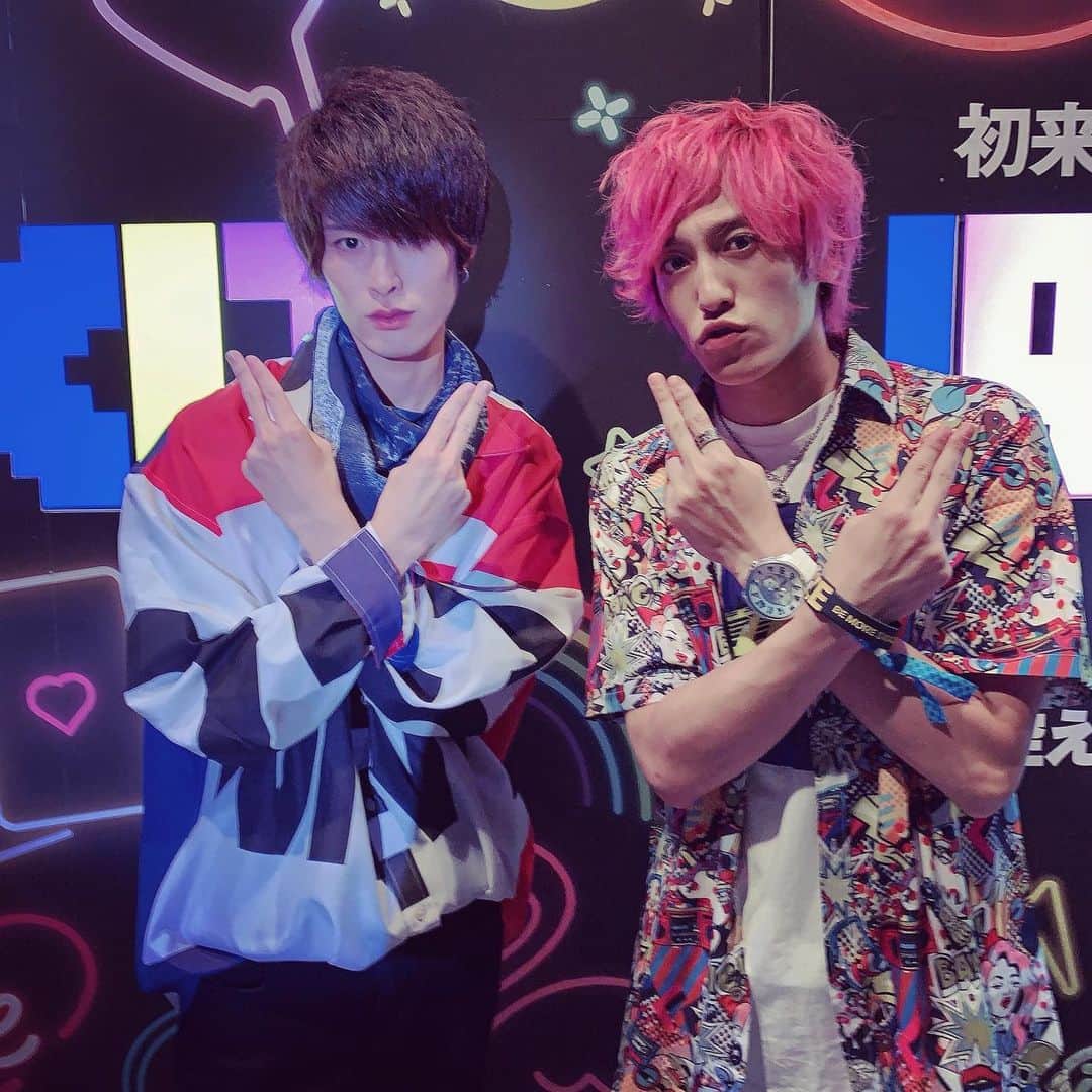 のインスタグラム：「EXITの単独公演、ルミネ新宿でオープニングぶちかまして来ました。  かねちーさんとりんたろーさん本当に素敵な方達。  優しくて心がとても綺麗な方達、芸人以前に人間として尊敬してます。  めちゃくちゃ楽しかった。 また会いたいEXIT。  りんたろーさんと写真撮るタイミング無くて残念(T ^ T)  #EXIT #かねちー #りんたろー #nonstoprabbit #ノンラビ」