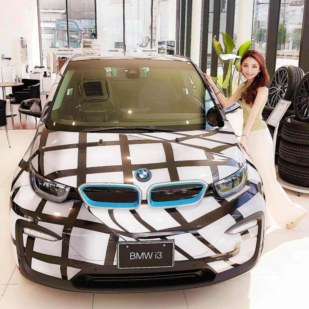 鈴木絢子さんのインスタグラム写真 - (鈴木絢子Instagram)「・ ・ 愛車の点検に寄ると、、🏎 可愛い#カーラッピング 展示が😍 #シマウマ模様 ？に鮮やかなブルー💎の差し色が爽やかです✨ ・ そういえば、昨年に#香取慎吾 さんが#六本木アートナイト2018 用に手掛けられた #BMW #X2ラッピングカー も良かった🤗✨ ワクワクする車アートは夢がありますね🌟 ・ ・ ・ #bmw #車好き女子 #運転好き #アートカー #車女子 #アート #ドイツ車 #bmwjapan #UNFOLLOW #carlifestyle #drive #🏎」9月27日 23時22分 - ayako_suzuki810