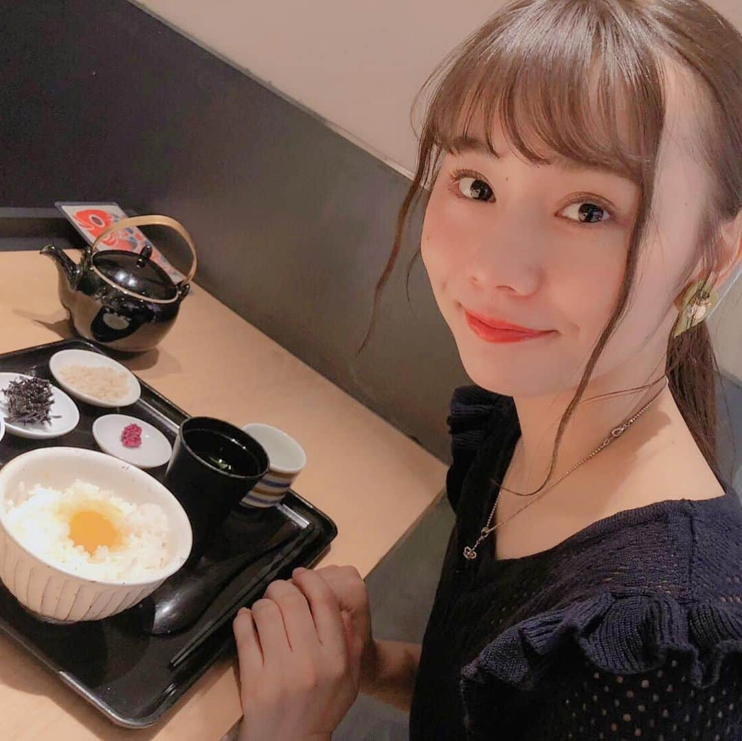 松本慈子さんのインスタグラム写真 - (松本慈子Instagram)「. ☻鯛茶福乃☻ . . 🏡愛知県名古屋市中村区名駅3-28-12 大名古屋ビルヂング地下1階 名古屋駅から徒歩5分。 . 今回はどうしても和食が食べたくて 和食モーニングやでっ🍙 . モーニングのメニューは2種類です。 私は、「名古屋コーチン卵かけ」 を注文しました🍚🥚 . 名古屋といえばお味噌汁は赤だし。 蓋を開けた瞬間にふわ〜と匂ってきて…❤️ 付け合せも美味しくて、、 個人的に、ひじきのサラダが好きでした！ . 卵かけご飯、最高っっっっっ🥳🥳🥳 ご飯が進む。進む。 やっぱり、朝ご飯は和食だな〜 と、最近パンばかり食べていた自分は 改めて、実感しました！ と言いながら、パンも好き…🥺💓 . ちなみに、ご飯とお味噌汁はおかわり自由やでっ。 . ごちそうさまでしたっ😋 . . #ちかログ #鯛茶福乃 #和食 #モーニング #モーニング巡り #名古屋モーニング #愛知モーニング #名古屋カフェ #栄カフェ #カフェ #カフェ巡り #カフェスタグラム #卵かけご飯 #卵料理 #名古屋コーチン #和食モーニング  #morning #morningcoffee #nagoyacafe #eggoverrice #cafe #breakfast」9月27日 23時24分 - chikako_1119