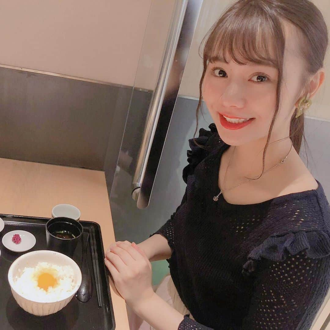 松本慈子さんのインスタグラム写真 - (松本慈子Instagram)「. ☻鯛茶福乃☻ . . 🏡愛知県名古屋市中村区名駅3-28-12 大名古屋ビルヂング地下1階 名古屋駅から徒歩5分。 . 今回はどうしても和食が食べたくて 和食モーニングやでっ🍙 . モーニングのメニューは2種類です。 私は、「名古屋コーチン卵かけ」 を注文しました🍚🥚 . 名古屋といえばお味噌汁は赤だし。 蓋を開けた瞬間にふわ〜と匂ってきて…❤️ 付け合せも美味しくて、、 個人的に、ひじきのサラダが好きでした！ . 卵かけご飯、最高っっっっっ🥳🥳🥳 ご飯が進む。進む。 やっぱり、朝ご飯は和食だな〜 と、最近パンばかり食べていた自分は 改めて、実感しました！ と言いながら、パンも好き…🥺💓 . ちなみに、ご飯とお味噌汁はおかわり自由やでっ。 . ごちそうさまでしたっ😋 . . #ちかログ #鯛茶福乃 #和食 #モーニング #モーニング巡り #名古屋モーニング #愛知モーニング #名古屋カフェ #栄カフェ #カフェ #カフェ巡り #カフェスタグラム #卵かけご飯 #卵料理 #名古屋コーチン #和食モーニング  #morning #morningcoffee #nagoyacafe #eggoverrice #cafe #breakfast」9月27日 23時24分 - chikako_1119