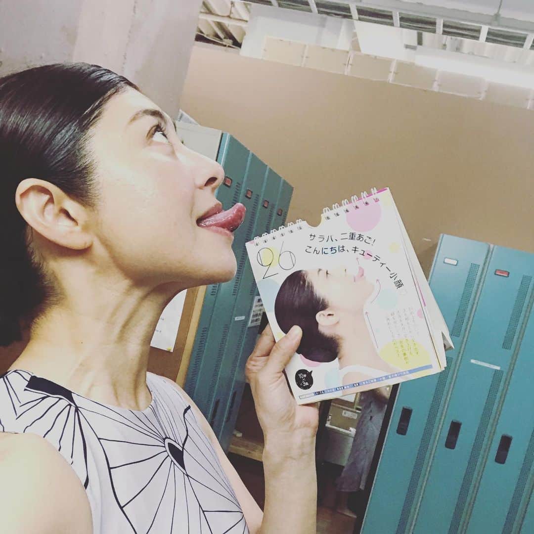 間々田佳子のインスタグラム：「ちょっと時間ができたら すぐ顔ヨガよ❣️ 二重アゴ  #間々田佳子 #表情筋研究家」