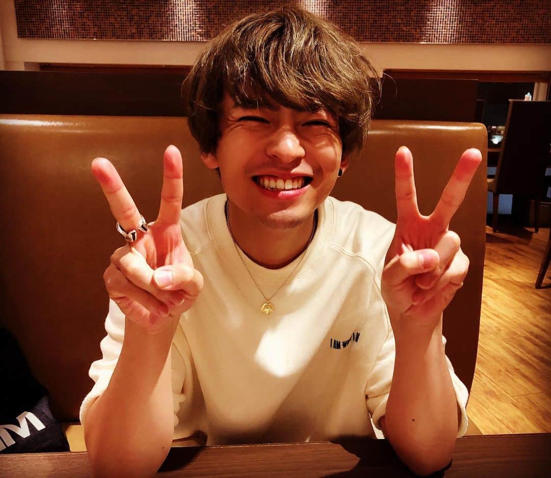 八島諒さんのインスタグラム写真 - (八島諒Instagram)「. 毎日笑って過ごしたい。 . . #笑顔は #世界を救う #そう信じてる者だけが #世界を救えるかもしれない #え」9月27日 23時33分 - ryo_yashima