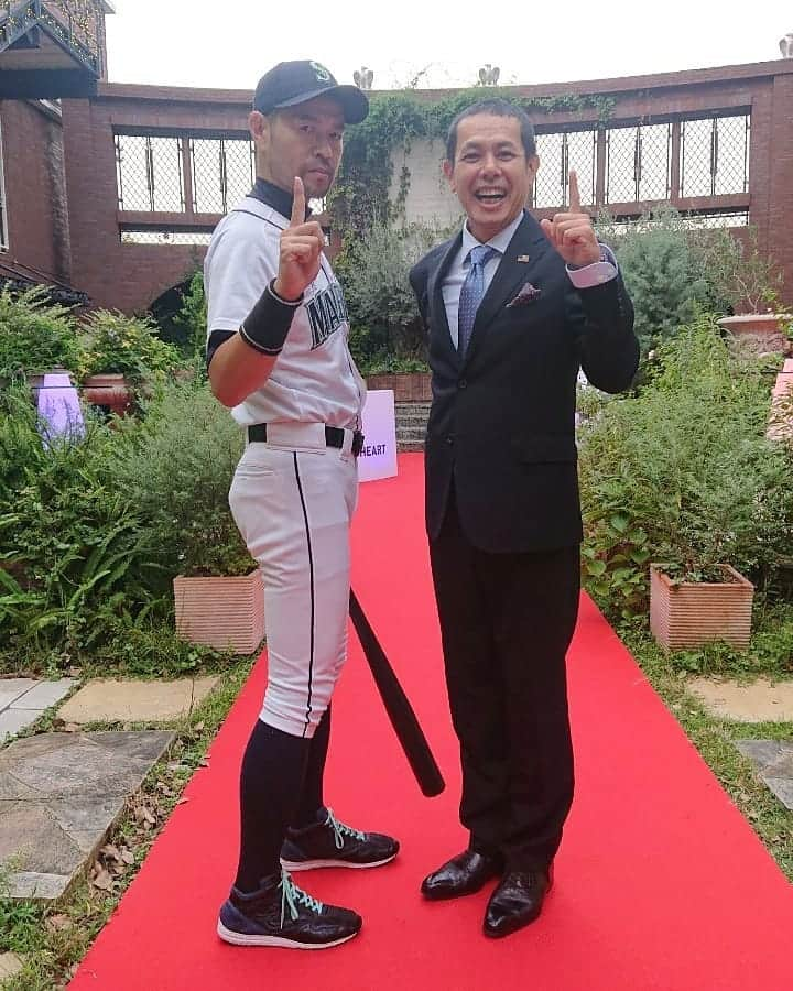 ニッチロー'さんのインスタグラム写真 - (ニッチロー'Instagram)「MLBCafe10周年パーティー&スポーツオブハート前夜祭🥎  ノッチさんとアメリカ国歌斉唱したり、急遽ノッチさんとネタをやることになりネタ合わせ 笑  明日はスポーツオブハートでノーマライズ駅伝をノッチさんと走ります🏃  #mlbcafetokyo  #10years  #mlbカフェ #10周年パーティー #sportsofheart  #スポーツオブハート2019  #ノーマライズ駅伝 #ノッチ さん #ニッチロー’」9月27日 23時37分 - nicchiro5.1