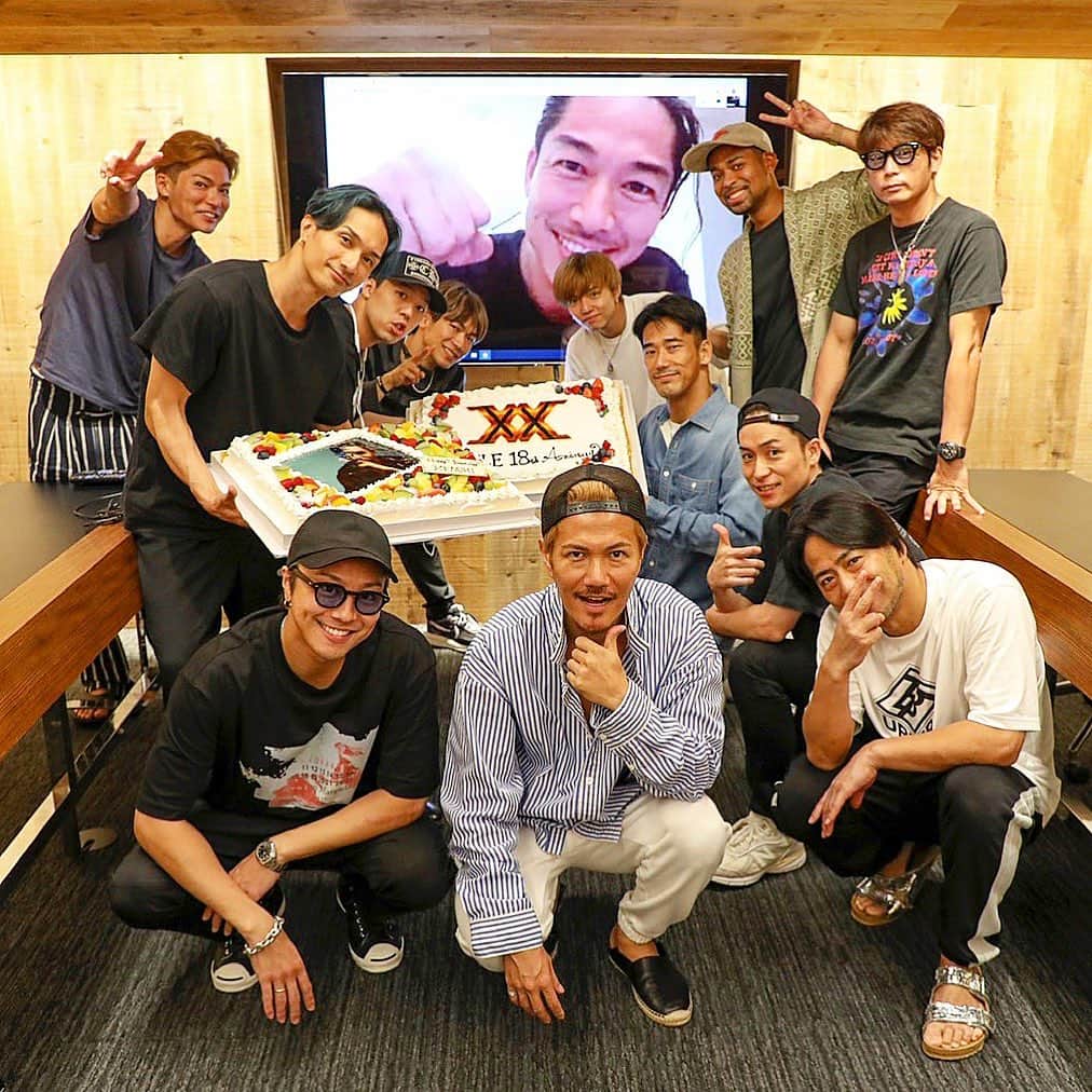 のインスタグラム：「本日はEXILE18周年。 Today it’s EXILE’s 18th Anniversary!  僕が加入してちょうど10年になります。  これまでの活動があったのも、皆さんがサポートし続けてくれたからこそ、僕らは挑戦し続けることができました。これからも共にLove Dream Happinessを伝え合う間柄であられたら嬉しいです。  EXILE is more than a J-pop band. We’re a group of creators, producers and players. Now EXILE is one of the most well-known musical group in Japan but we’ll always continue challenging ourselves to accomplish our goal, ‘Love Dreams & Happiness’ with our fans. Thank you always for your support!  #EXILE #三代目JSOULBROTHERS #三代目JSOULBROTHERSfromEXILETRIBE #三代目JSB #三代目 #3jsb #ldh #小林直己 #NaokiKobayashi  #anniversary #love #dream #happiness #exfamily #18年 #テレビで観てたEXILEのメンバーになるなんて #今でも不思議 #こんな２つのグループにいれる奇跡 #俺には使命があるはず #挑戦し続けます #いつもありがとう」