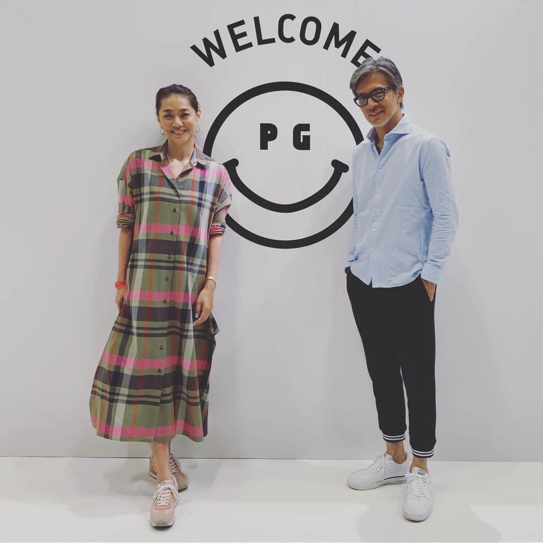 のインスタグラム：「#パーリーゲイツ #ゴルフウェア  @pearlygates_official の 展示会へ @hibinoya さんと #巨大なPGスマイル 😃  パーリーゲイツの シンプルスポーツウェア は ＃ＰＰＧ」