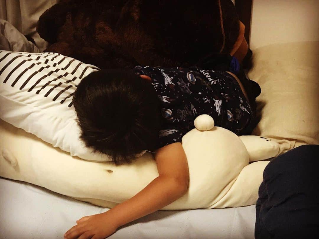 清水健さんのインスタグラム写真 - (清水健Instagram)「. いい夢みてるかな、 気持ちよさそうなこの姿、 なんか泣けてきた。  #清水健 #息子とパパ  皆様にありがとうございます。」9月28日 0時00分 - shimizuken.official