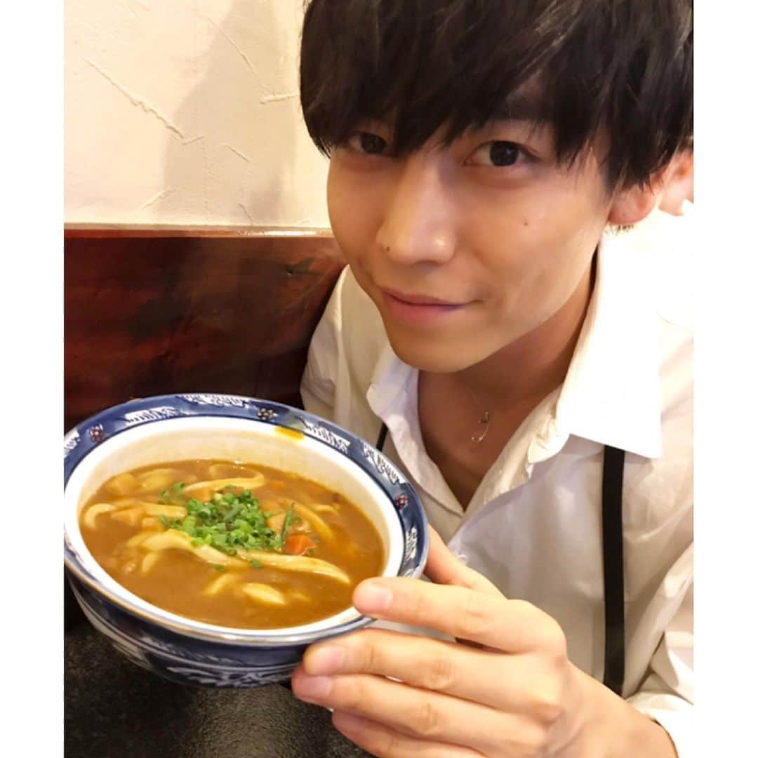 岩岡徹のインスタグラム：「ぜんぜんこわくねーし🤷🏻‍♂️ #白シャツ #カレーうどん #ぜんぜんいけるし」