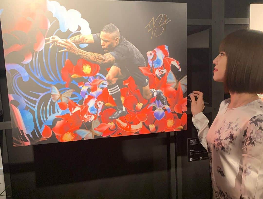 松下萌子さんのインスタグラム写真 - (松下萌子Instagram)「渋谷 #adidas @adidastokyo  #moeco 展示は今日まででしたので 渋谷に行ってきました！  大きいビジョンに私のアートが流れたり。  なななんと わたしのアートに #アーロンスミス のサインが！！！ 😭😭😭🏉🏉🏉 イベント時にサインしてくれたそう。 最高❣️ #aaronsmith #rugby #moecochalkart #drawing  #art  #japan  #japanese #artist #moeco #チョークアート #チョーク #tokyo #picture  #絵 #artist」9月27日 23時56分 - moecochalkartonly