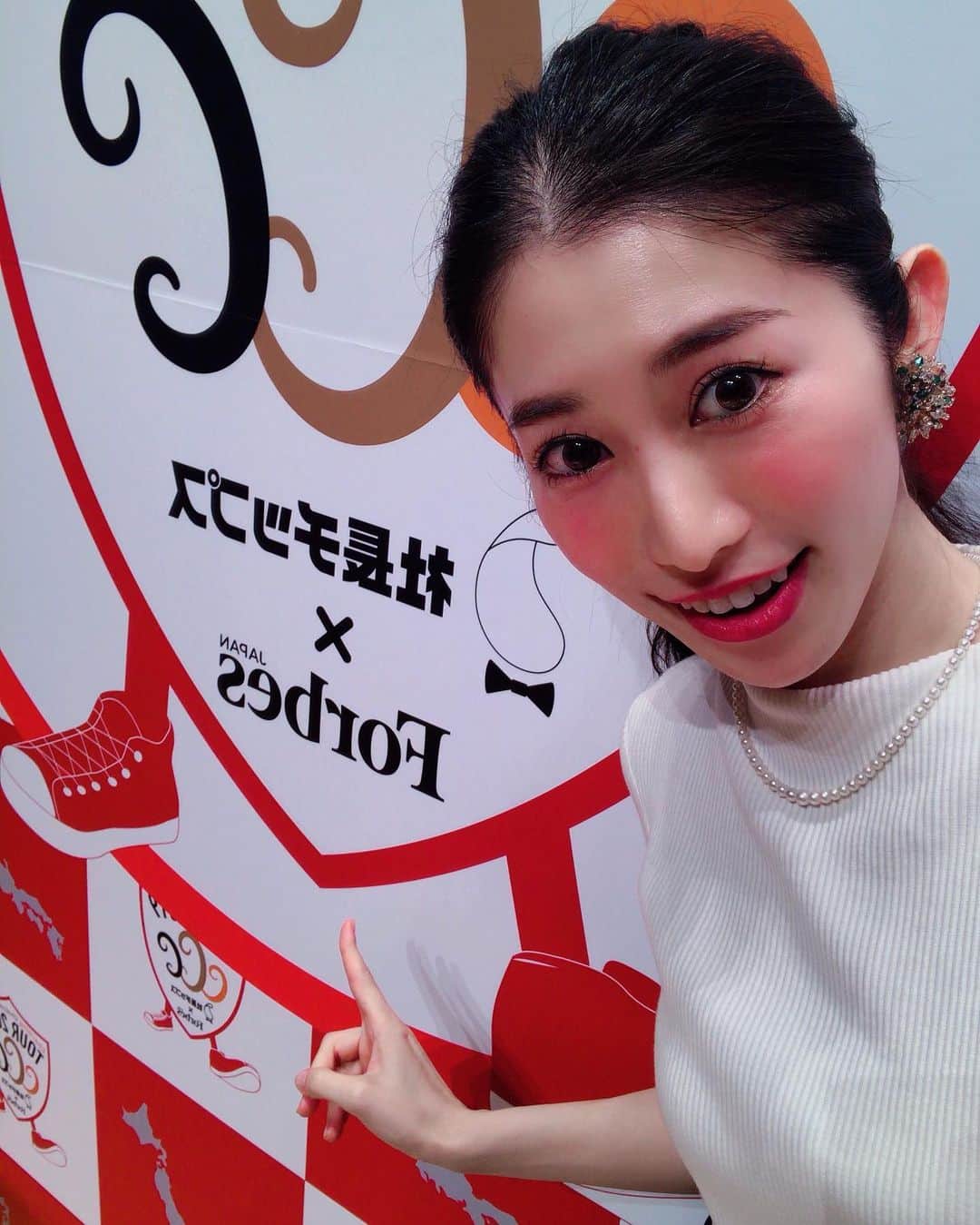 名越涼子さんのインスタグラム写真 - (名越涼子Instagram)「できる女感だそうとして結果ニヤける人。 ・ ・ （よく見たら指、はいっとるやないか） ・ ・ 『令和の愛されるリーダーとは』をテーマに地元を代表する企業のトップと学生が熱いトークセッションを繰り広げる【Charming Chairman's Club Tour2019】の福井イベント司会@福井新聞社。  あぁ。福井新聞。懐かしくて泣けてくる。 ・ ・ 〝社長チップス″をはじめとするユニークなアイデアで全国各地の社長ブランディングなどを手掛るESSPRIDE主催。 Forbesjapanをメディアパートナーに福井新聞もタッグを組んだ、とても面白い取り組み。  福井テレビを卒業してから 福井で仕事をするのは初めて。  お世話になった福井で仕事をする。  ずっと願っていたことがひとつ叶って とても嬉しい9月25日。  一一一一一一一一一 #fukui#福井#福井テレビ #アナウンサー#おもひでぽろぽろ #福井新聞#イベント#社長チップス #司会#🎤#mc#新聞#できる女風 #ニヤニヤ#newspaper#workingwomen #trip#businesstrip#出張#北陸 #旅#旅をしながら仕事する」9月28日 10時50分 - nagoshi_ryo