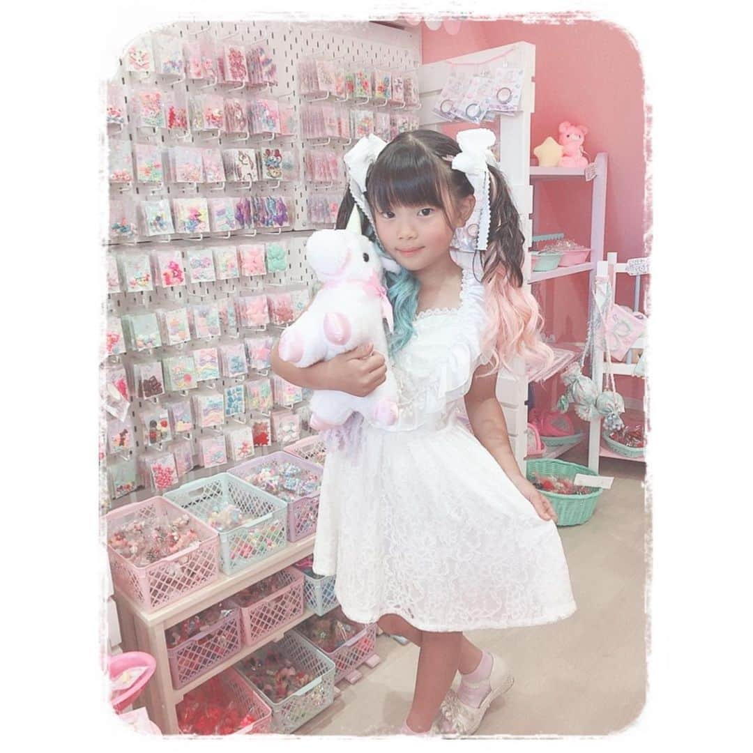 ちいめろさんのインスタグラム写真 - (ちいめろInstagram)「🎀🦄ani♡я🦄🎀 名古屋市緑区にあるゆめかわハンドメイド雑貨屋さん❤ 外観も店内も可愛い!!!!💓で溢れかえってる😍😍ひめが狙ってたユニコーンもGetできたし欲しいもの買ってあげたからひめは上機嫌💓( ¨̮⋆) #ちいめろ #まひめろ #ゆめかわ #雑貨屋さん #ハンドメイド #可愛いの暴力 #ユニコーン #名古屋 #aniя  #おそろヘアー #お人形さんになりたい #時差グラム #爆買い #YouTube #YouTuber」9月28日 9時21分 - chiimelo74