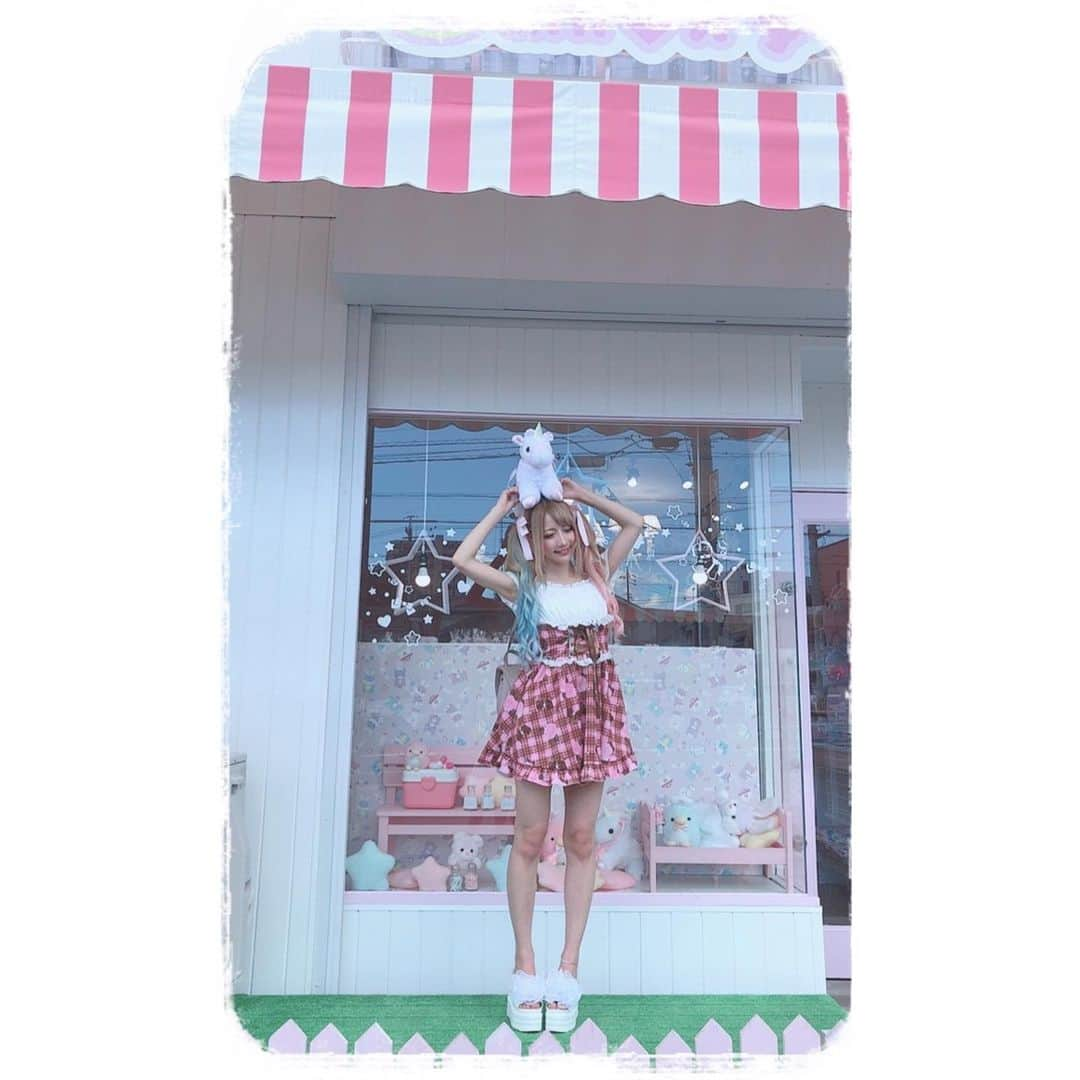 ちいめろさんのインスタグラム写真 - (ちいめろInstagram)「🎀🦄ani♡я🦄🎀 名古屋市緑区にあるゆめかわハンドメイド雑貨屋さん❤ 外観も店内も可愛い!!!!💓で溢れかえってる😍😍ひめが狙ってたユニコーンもGetできたし欲しいもの買ってあげたからひめは上機嫌💓( ¨̮⋆) #ちいめろ #まひめろ #ゆめかわ #雑貨屋さん #ハンドメイド #可愛いの暴力 #ユニコーン #名古屋 #aniя  #おそろヘアー #お人形さんになりたい #時差グラム #爆買い #YouTube #YouTuber」9月28日 9時21分 - chiimelo74