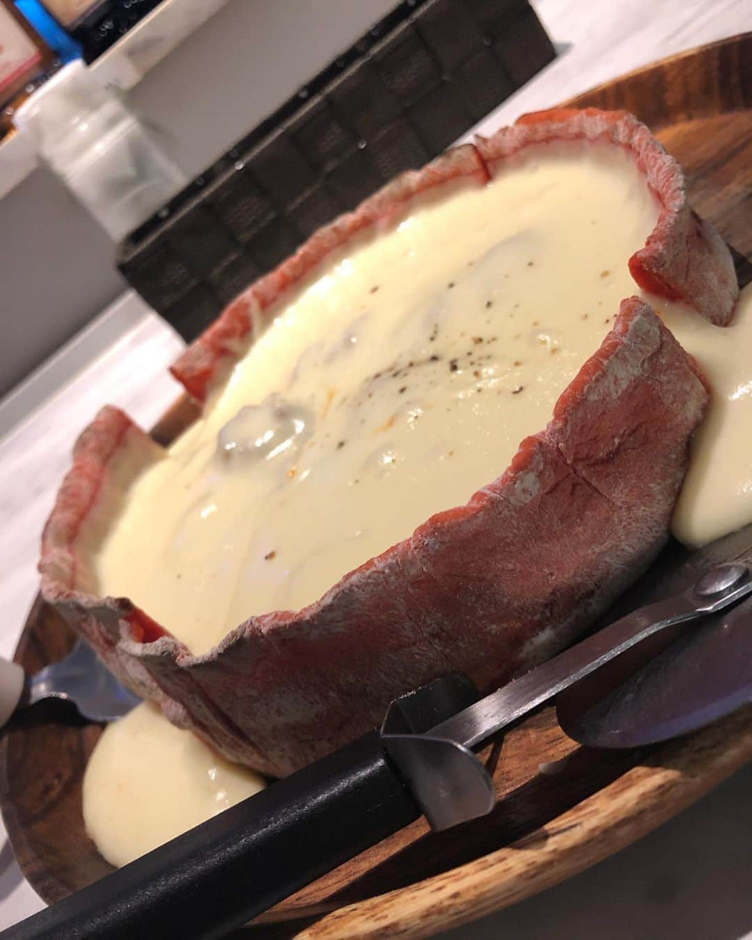 西島ミライさんのインスタグラム写真 - (西島ミライInstagram)「meat&cheese Ark 新宿東口駅前店  @meat_and_cheese_ark で話題のシカゴピザ食べてきた❤️ SNSで話題のチーズの洪水、 まじですごかった💕 動画もあるので観てね！ チーズめっちゃ溢れ出るし、 伸びーーーーーるの！！笑 ミックスチーズとモッツァレラチーズ、 ホワイトソース、ミートソースが 入っていて、赤い生地は トマトペーストで作ってあるんだって🍅 是非話題のチーズの海を一度味わってみて！  #ARK新宿東口店 #新宿グルメ #新宿ピザ #新宿ディナー #新宿シカゴピザ #シカゴピザ #pr #コラボベース」9月28日 9時43分 - mira_nishi