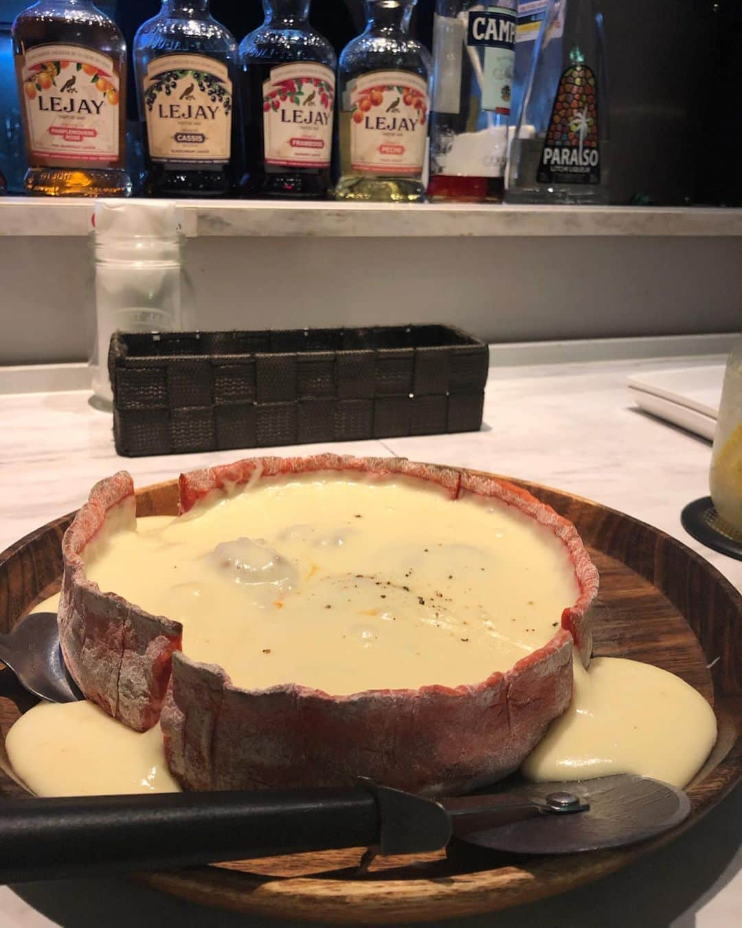 西島ミライさんのインスタグラム写真 - (西島ミライInstagram)「meat&cheese Ark 新宿東口駅前店  @meat_and_cheese_ark で話題のシカゴピザ食べてきた❤️ SNSで話題のチーズの洪水、 まじですごかった💕 動画もあるので観てね！ チーズめっちゃ溢れ出るし、 伸びーーーーーるの！！笑 ミックスチーズとモッツァレラチーズ、 ホワイトソース、ミートソースが 入っていて、赤い生地は トマトペーストで作ってあるんだって🍅 是非話題のチーズの海を一度味わってみて！  #ARK新宿東口店 #新宿グルメ #新宿ピザ #新宿ディナー #新宿シカゴピザ #シカゴピザ #pr #コラボベース」9月28日 9時43分 - mira_nishi