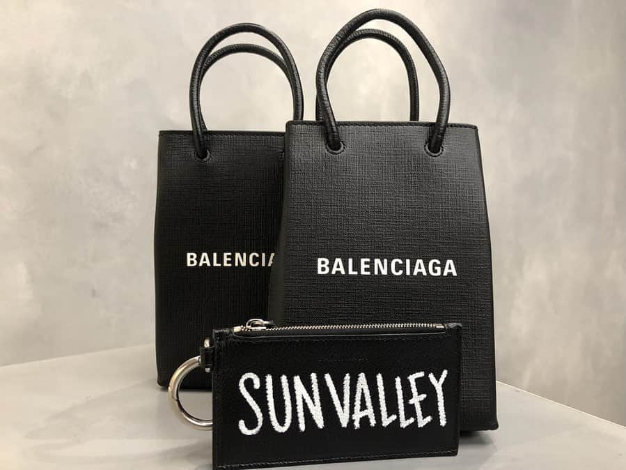 朝日光輝さんのインスタグラム写真 - (朝日光輝Instagram)「BALENCIAGA✨  ショッピング フォンホルダーバッグ  裏側は！  名前入り🤗✨ * * * * * * * * * * #balenciaga #バレンシアガ #ショッピングフォンホルダーバッグ#名前入り#ペインティング#ありがとうござます#🙇‍♂️#🙏」9月28日 9時44分 - mitsuteru_asahi