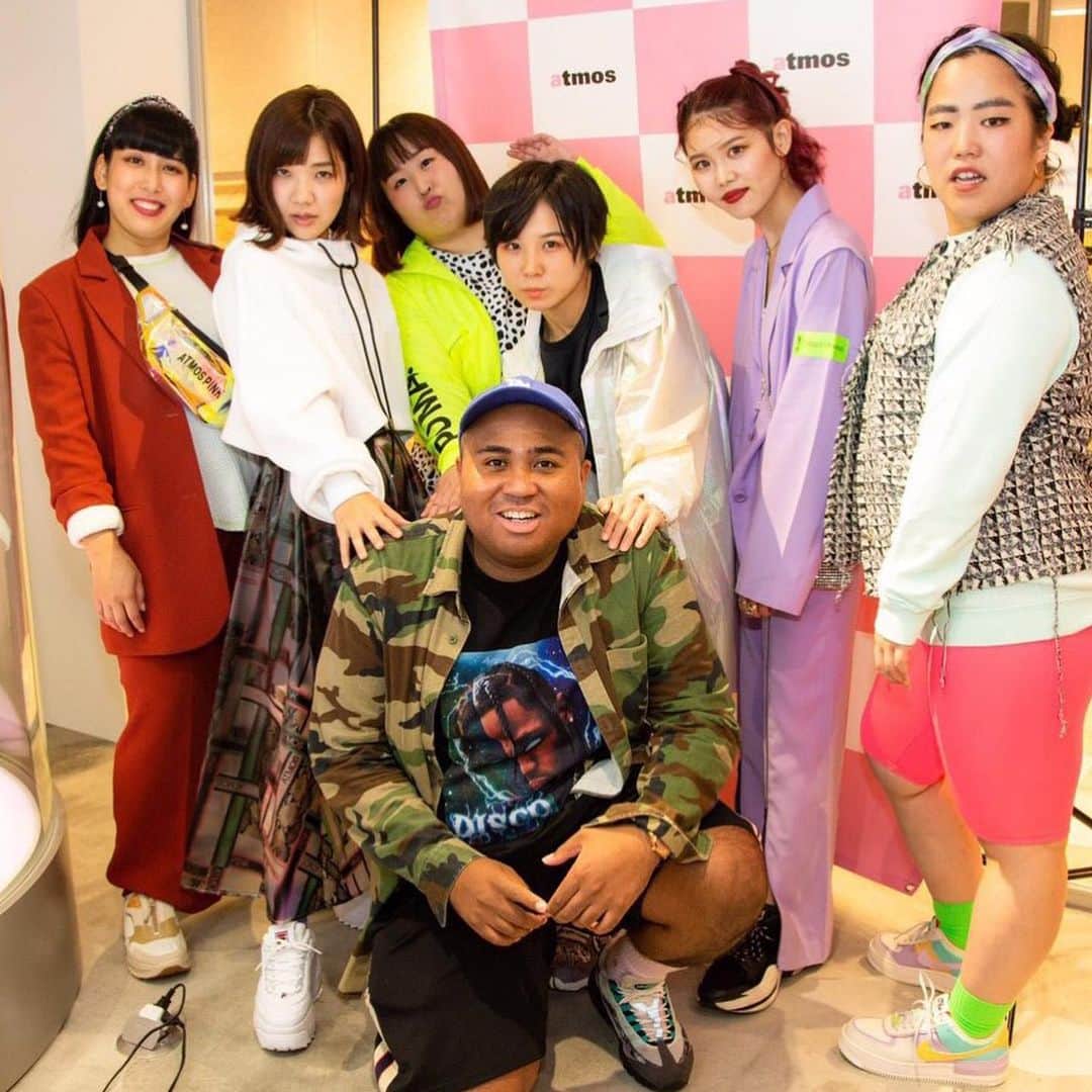 アントニーのインスタグラム：「atmospinkのイベントでスニーカー女子会のトークMCをやりましたっ！！！ #みんないつもよりオシャレしてたなー #ゆりやんの格好だけ #アメリカのエアロビ通ってる人みたいだった #スニーカー好きがどんどん増えて嬉しいかぎり #ハーレム #てか #あややんちゃんゆりやんの隣にいたら #身体のサイズ5分の1ぐらいしかないな #おれが言うのもなんだけど #女芸人太り過ぎじゃないか #皆んなでダイエットヴィレッジ出たい #あぁモテたい」