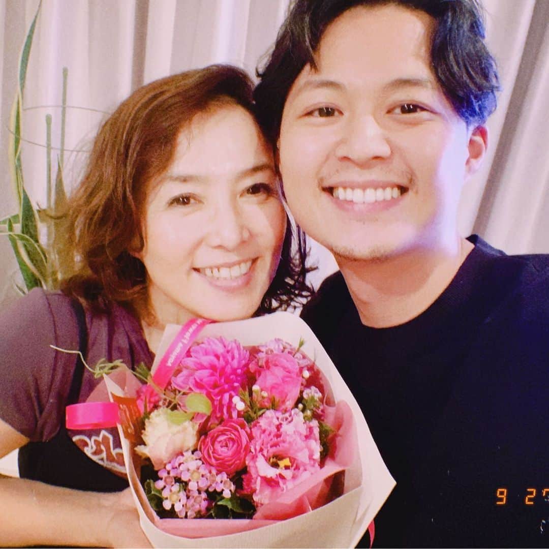 のインスタグラム：「長男の24歳誕生日。 思いがけず 息子からお花のプレゼント🎁 24年前産んでくれてありがとうって！ ママになった日  おめでとうって！  ありがとう😭 おめでとう😊」