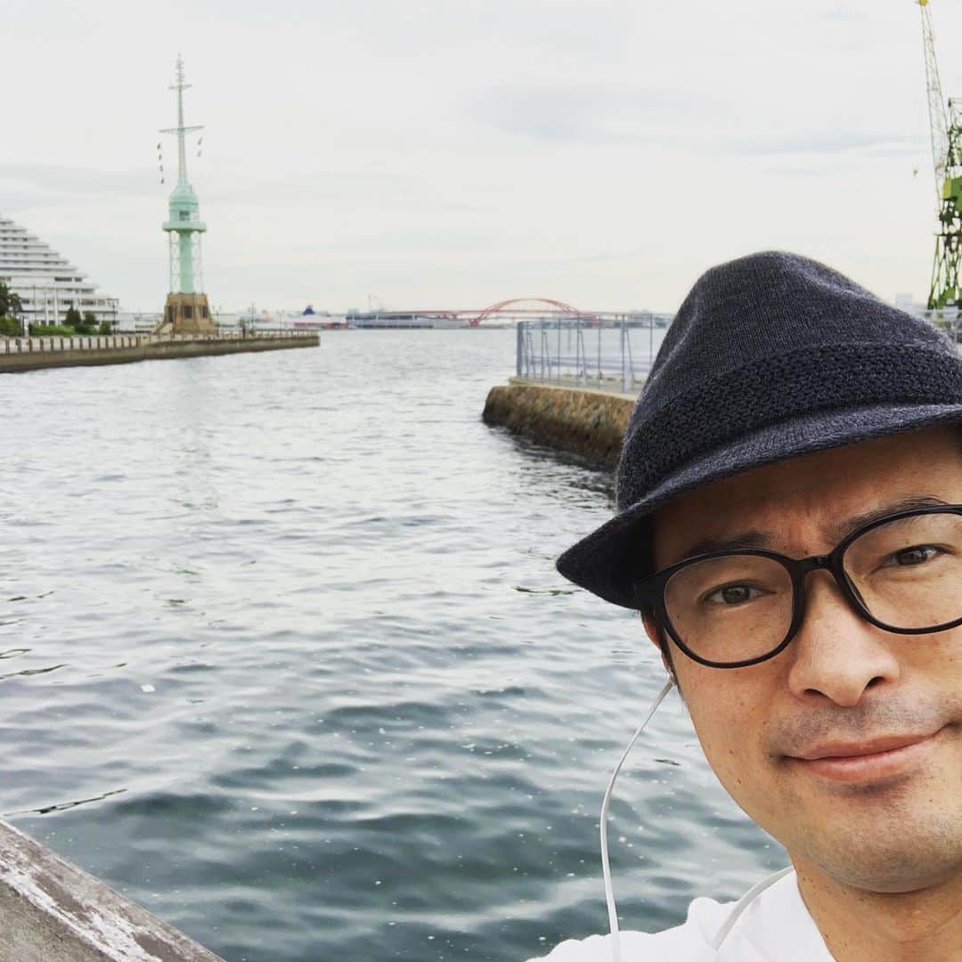 前川泰之さんのインスタグラム写真 - (前川泰之Instagram)「おはようございます！今日の神戸は少しドンヨリ空ですが、海際を朝歩いたら爽やかでとても気持ち良かったです^_^ さ、今日も素敵な舞台にするぞ👍🏻👍🏻 皆さんも、良い一日を✨  #おはよう #神戸」9月28日 9時58分 - maekawa_yasuyuki_official