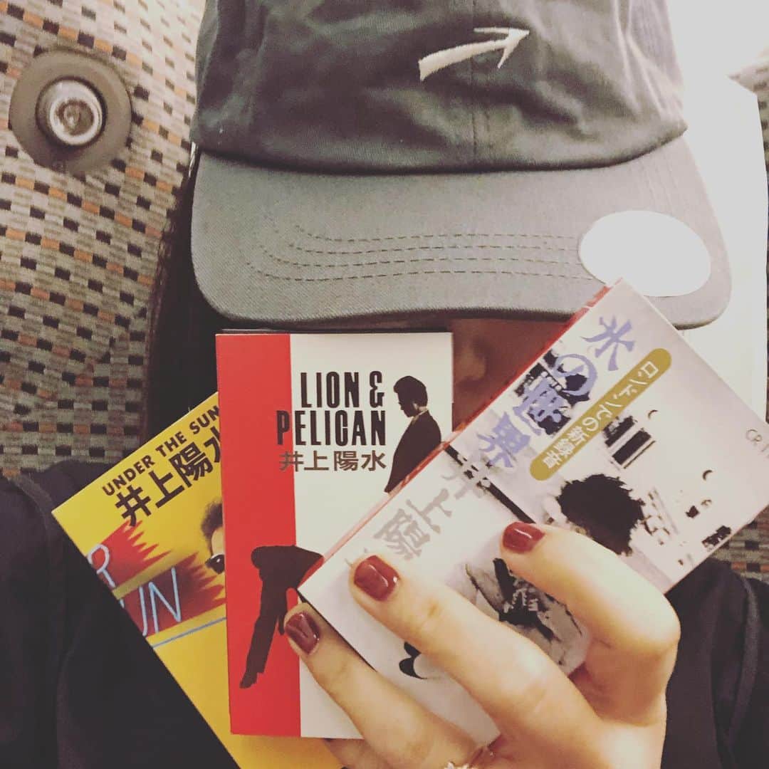 のインスタグラム：「こんにちは！ カセットテープ、、ではなく オペラグラス です☺️ ネット記事取材を受けました！ 色々とインタビュー答えているので、ぜひご覧ください🙏😊 井上陽水  魅惑のオフィシャルグッズの世界  http://spice.eplus.jp/articles/255185  #井上陽水 #ツアーグッズ #カセットテープ #オペラグラス #傘がない #でもあるよ #光陰矢の如し #50周年」