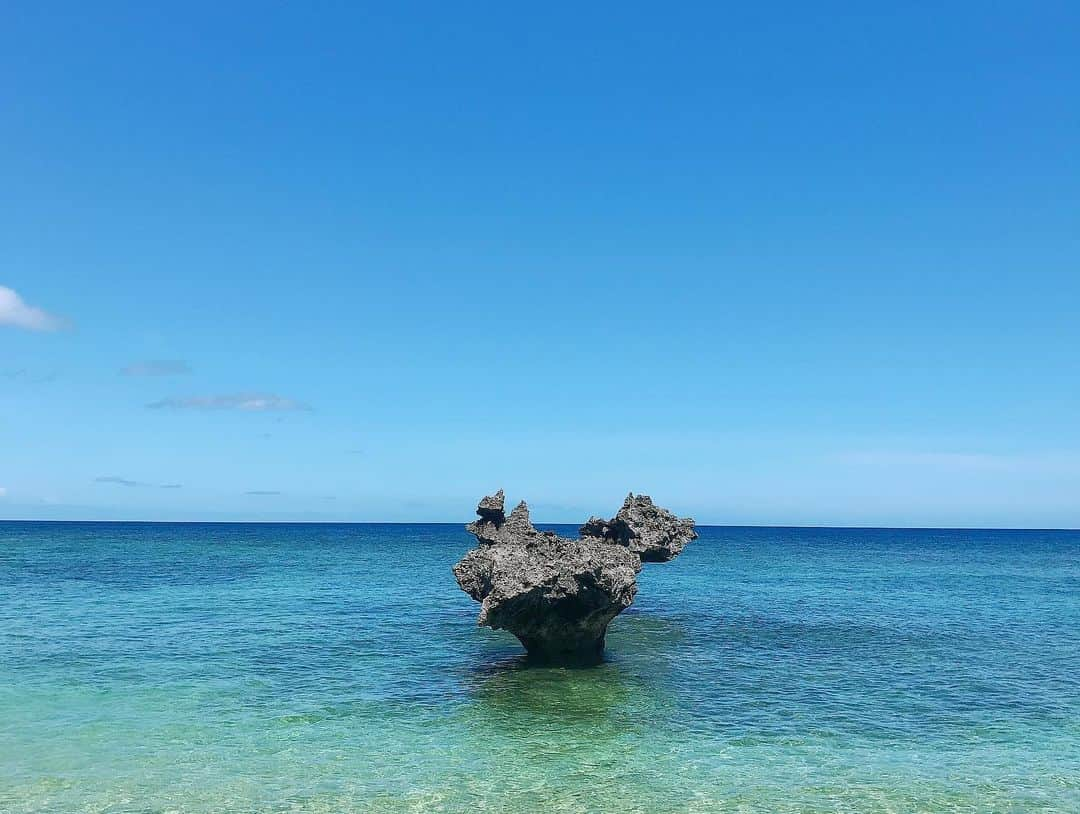 片瀬那奈さんのインスタグラム写真 - (片瀬那奈Instagram)「本日16:00〜テレビ東京にて 「美らの島の七色の景色 片瀬那奈  忘れられない一瞬へ。」が放送されます☺️🏖 沖縄の素敵な場所に沢山行きました🌺 こんな青の海は初めてで感動したし、虹を沢山見たり🌈カヤックに乗ったり、山を散策したり、パイナップル収穫したり、アートにふれたり、語らったり、、、⭐️ 心が豊かになる旅を経験させてもらいました😌💕何度も沖縄には行っていますが行った場所は全て初めてでした！ 私は特に古宇利島が印象に残っています🐠皆さんも、きっと行きたくなるはずです❤️是非ご覧ください😉#沖縄#海#虹#カヤック#古宇利島#ガジュマル #紀行 #旅番組」9月28日 10時25分 - nana_katase