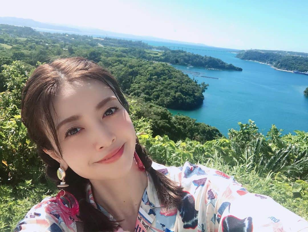 片瀬那奈のインスタグラム：「本日16:00〜テレビ東京にて 「美らの島の七色の景色 片瀬那奈  忘れられない一瞬へ。」が放送されます☺️🏖 沖縄の素敵な場所に沢山行きました🌺 こんな青の海は初めてで感動したし、虹を沢山見たり🌈カヤックに乗ったり、山を散策したり、パイナップル収穫したり、アートにふれたり、語らったり、、、⭐️ 心が豊かになる旅を経験させてもらいました😌💕何度も沖縄には行っていますが行った場所は全て初めてでした！ 私は特に古宇利島が印象に残っています🐠皆さんも、きっと行きたくなるはずです❤️是非ご覧ください😉#沖縄#海#虹#カヤック#古宇利島#ガジュマル #紀行 #旅番組」