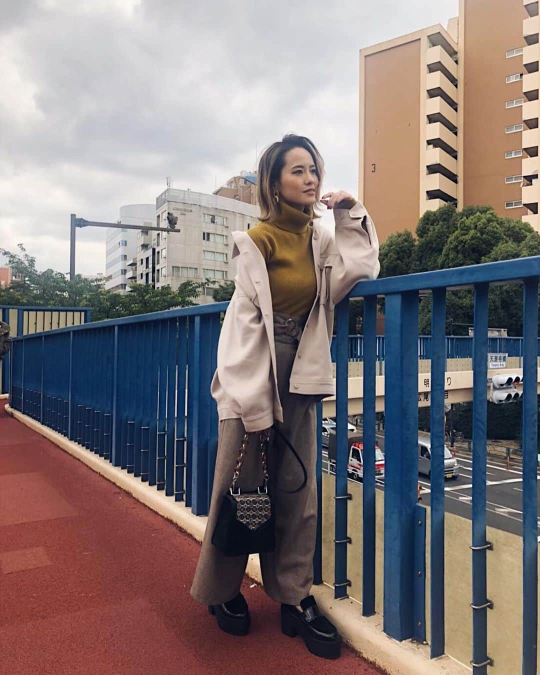 関本香里さんのインスタグラム写真 - (関本香里Instagram)「ㅤㅤㅤ 今の時期、リアルに持ってて使える羽織り❤️ ルーズなサイズでゆるっと着れるのが可愛いんだ😗 #ミリタリールーズブルゾン WEB限定でrunwaychannelで発売中〜 #murua」9月28日 10時32分 - kaori_sekimoto_