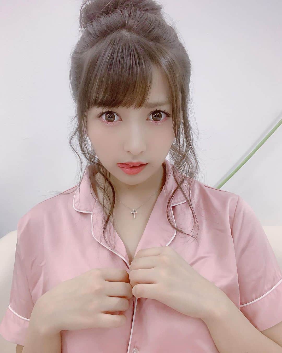 太田里織菜のインスタグラム：「. こないだお仕事で、ヘアメイクさんにお団子してもらった\( *´•ω•`*)/💓 . やはりプロは早くてうまい！！ 色んなヘアアレンジりおなもすぐ出来るようになりたい💓 . #らぶどる #お団子 #ヘアアレンジ #お団子ヘア #お団子アレンジ」