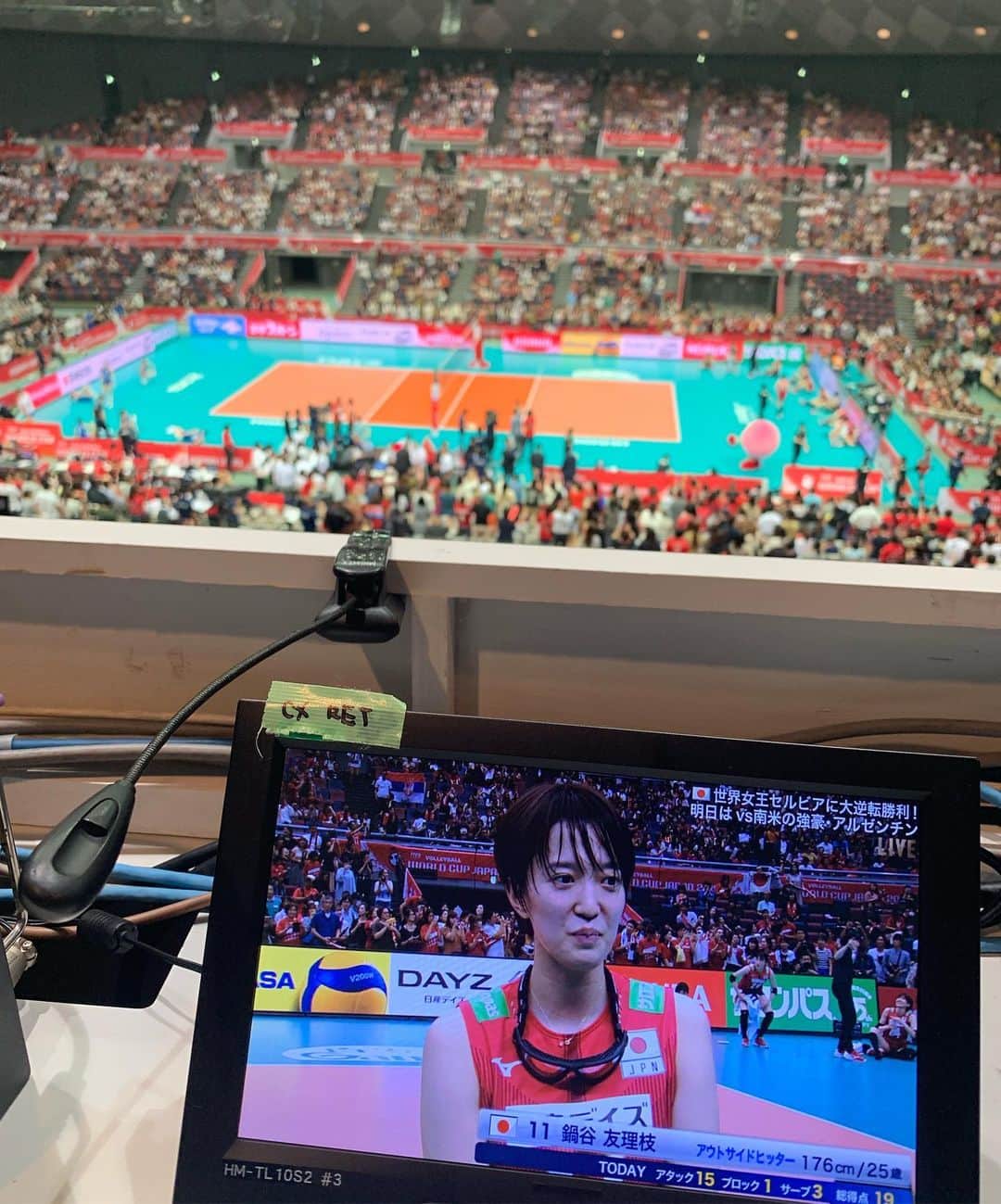 のインスタグラム：「. . 🇯🇵×🇷🇸 フルセットの末、勝利‼︎‼︎ . .  1.2セットダウンからの逆転。 追い込まれた3セット目から立て直したこと ここは評価に値すると思いますし 3セット目以降は よいところがたくさんでました‼︎ . . まずは攻撃参加への意識が みな高かったこと‼︎ 特に芥川選手、奥村選手の 両ミドルがしっかり開いたり 助走に入ったりと ハードワークしてくれたことで 佐藤選手も上げやすかったでしょうし サイドへの負担も減りました。 また佐藤選手のセットも スパイカーの高さとスピードを 活かすセットでした‼︎ . . そしてやはりサーブが 機能しだしたところが大きかったですね‼︎ . . ただ、相手は若手中心のセルビア。 1.2セット圧倒されてしまったところは しっかり反省しなければなりません。 . . 明日はアルゼンチンと対戦します。 スタートから今日の後半のような バレーを展開してほしいですね‼︎ . . 残り2試合‼︎ 疲れもかなり溜まってきていると 思いますが、みんなが手応えをつかみ 自信を取り戻せる そんな戦いができますように🙏 . . #ワールドカップバレー2019 #ワールドカップバレー #ワールドカップ #フジテレビ #バレーボール #バレー #バボちゃん #世界一決定戦 #オリンピックの前哨戦 #tokyo2020」
