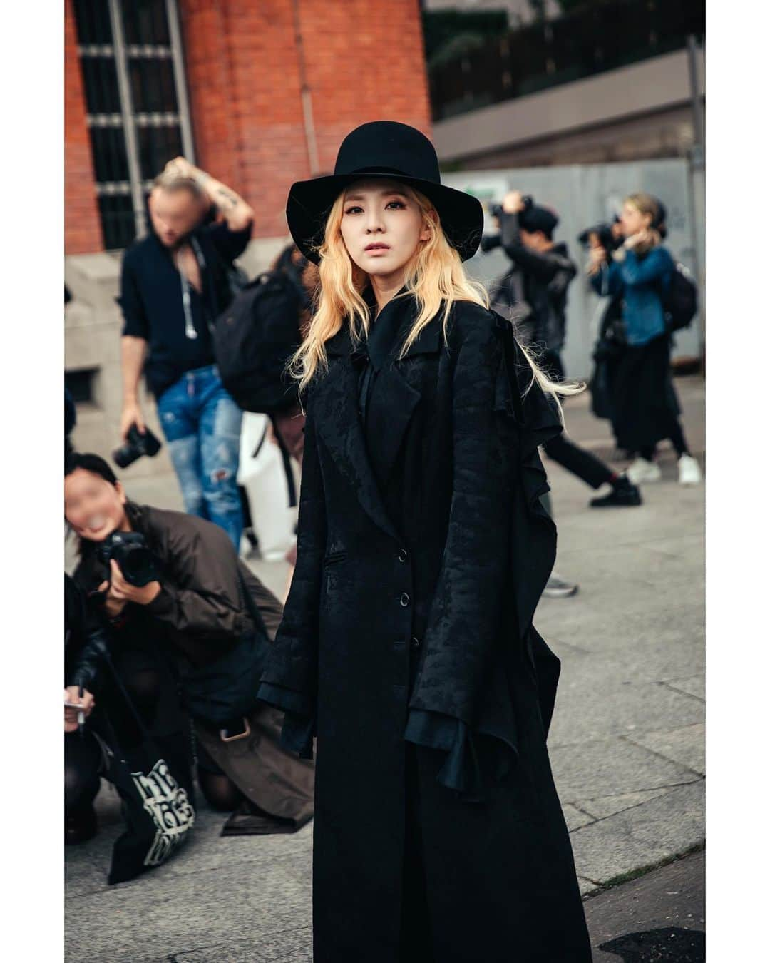 ダラ さんのインスタグラム写真 - (ダラ Instagram)「#dara #pfw @anndemeulemeester_official 🖤 photo by @jaylim1 📸🙏🏻」9月28日 1時55分 - daraxxi