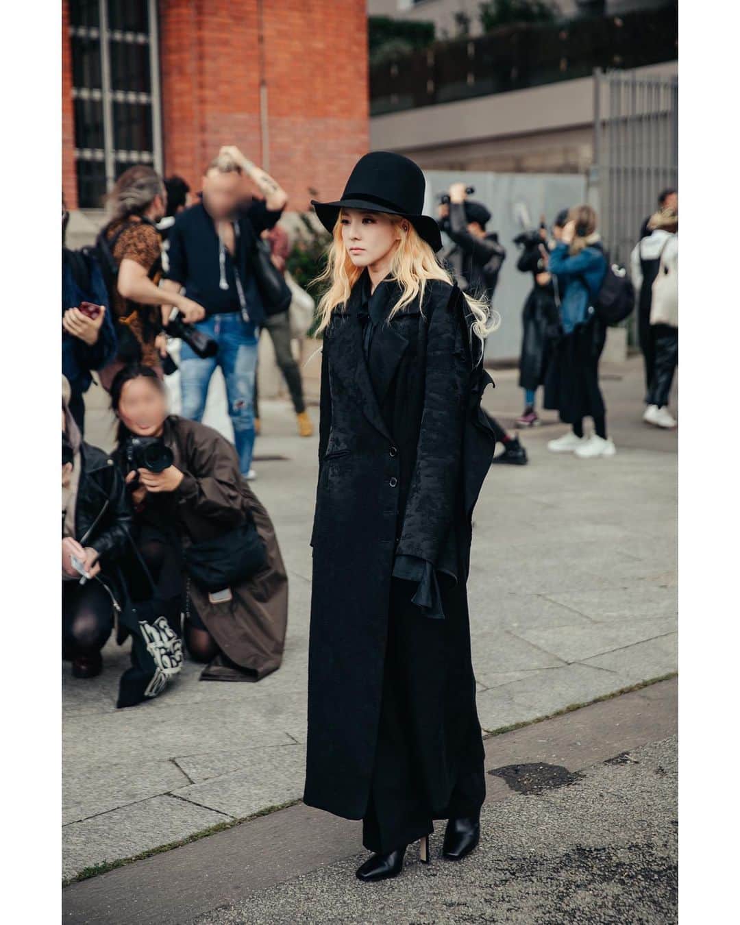 ダラ さんのインスタグラム写真 - (ダラ Instagram)「#dara #pfw @anndemeulemeester_official 🖤 photo by @jaylim1 📸🙏🏻」9月28日 1時55分 - daraxxi