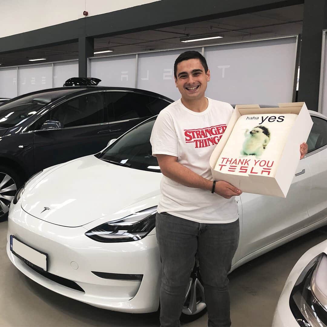 Teslaのインスタグラム：「@hub3rt picked up his Model 3 and brought our London team a cake.  If there is a purer thing in this world we would like to hear about it.」