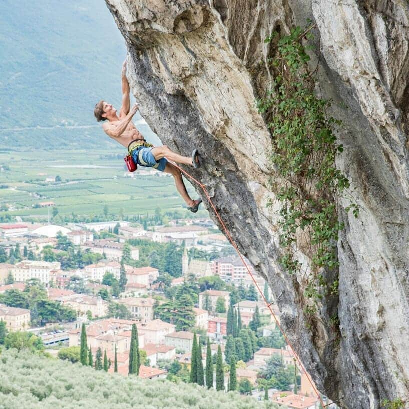 ヨルグ・バーホーベンさんのインスタグラム写真 - (ヨルグ・バーホーベンInstagram)「Arco keeps amazing! During youth worlds @alfons_dornauer and I climbed two of the best 8b's in the universe at a small area called 'Bus de la Stria'. Here some shots of the first one: 'Conti d'Arco', named after the legendary bar many will know as Pio. 📷 by @tobias_lanzanasto • @marmot_mountain_europe @lasportivagram @petzl_official」9月28日 2時04分 - jorgverhoeven