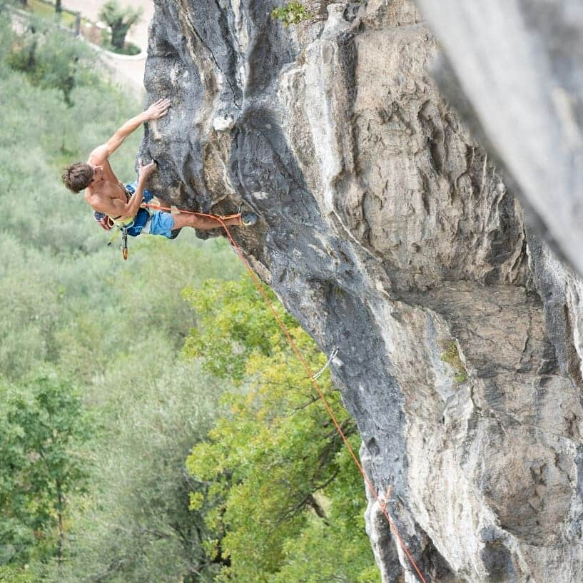 ヨルグ・バーホーベンさんのインスタグラム写真 - (ヨルグ・バーホーベンInstagram)「Arco keeps amazing! During youth worlds @alfons_dornauer and I climbed two of the best 8b's in the universe at a small area called 'Bus de la Stria'. Here some shots of the first one: 'Conti d'Arco', named after the legendary bar many will know as Pio. 📷 by @tobias_lanzanasto • @marmot_mountain_europe @lasportivagram @petzl_official」9月28日 2時04分 - jorgverhoeven