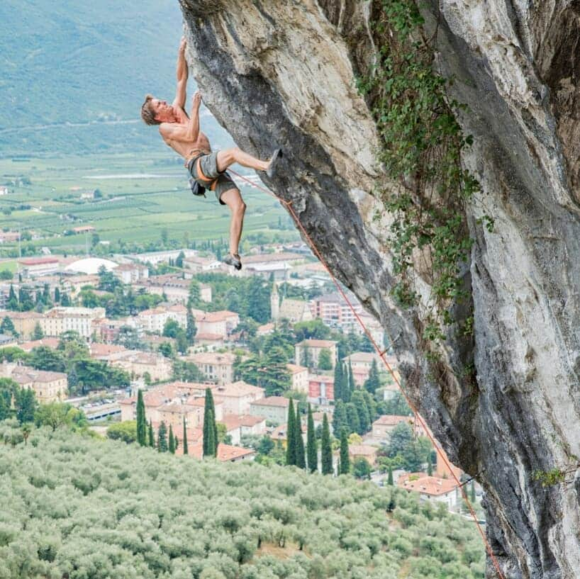 ヨルグ・バーホーベンさんのインスタグラム写真 - (ヨルグ・バーホーベンInstagram)「Arco keeps amazing! During youth worlds @alfons_dornauer and I climbed two of the best 8b's in the universe at a small area called 'Bus de la Stria'. Here some shots of the first one: 'Conti d'Arco', named after the legendary bar many will know as Pio. 📷 by @tobias_lanzanasto • @marmot_mountain_europe @lasportivagram @petzl_official」9月28日 2時04分 - jorgverhoeven