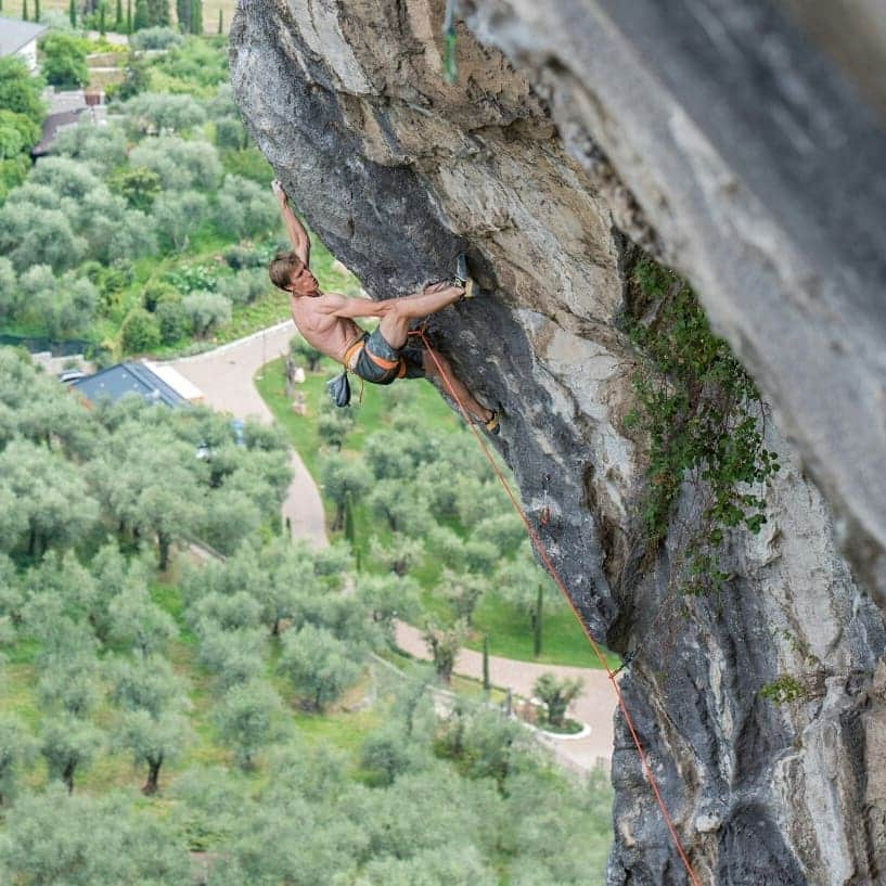 ヨルグ・バーホーベンさんのインスタグラム写真 - (ヨルグ・バーホーベンInstagram)「Arco keeps amazing! During youth worlds @alfons_dornauer and I climbed two of the best 8b's in the universe at a small area called 'Bus de la Stria'. Here some shots of the first one: 'Conti d'Arco', named after the legendary bar many will know as Pio. 📷 by @tobias_lanzanasto • @marmot_mountain_europe @lasportivagram @petzl_official」9月28日 2時04分 - jorgverhoeven