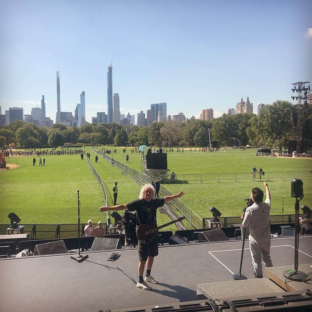 ブライアン・メイさんのインスタグラム写真 - (ブライアン・メイInstagram)「Soundchecking USA - Central Park Sunshine easy Sunburn - Free Show to casual city strollers - Bri」9月28日 2時15分 - brianmayforreal