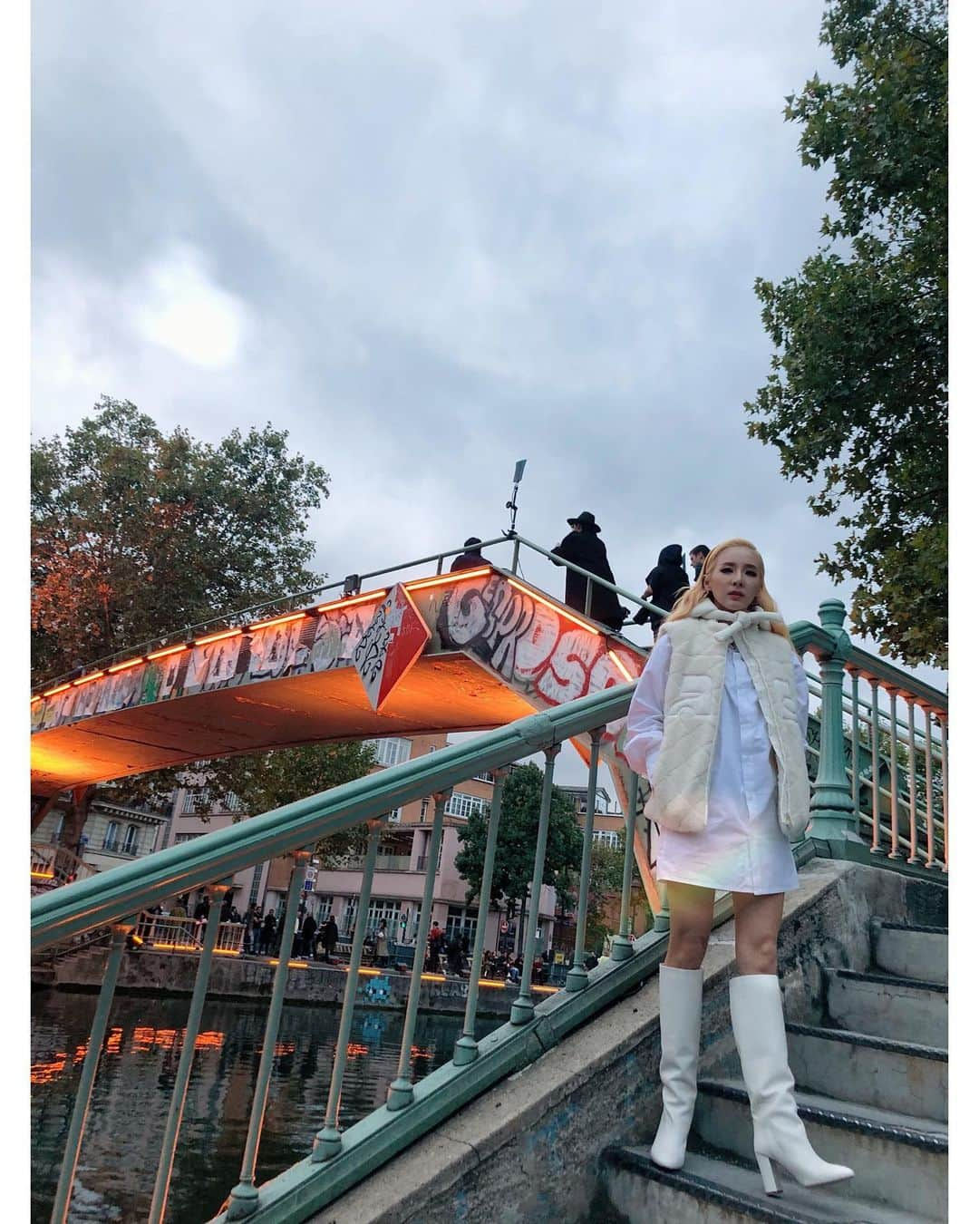 ダラ さんのインスタグラム写真 - (ダラ Instagram)「@courreges 💙 #dara #pfw」9月28日 2時18分 - daraxxi